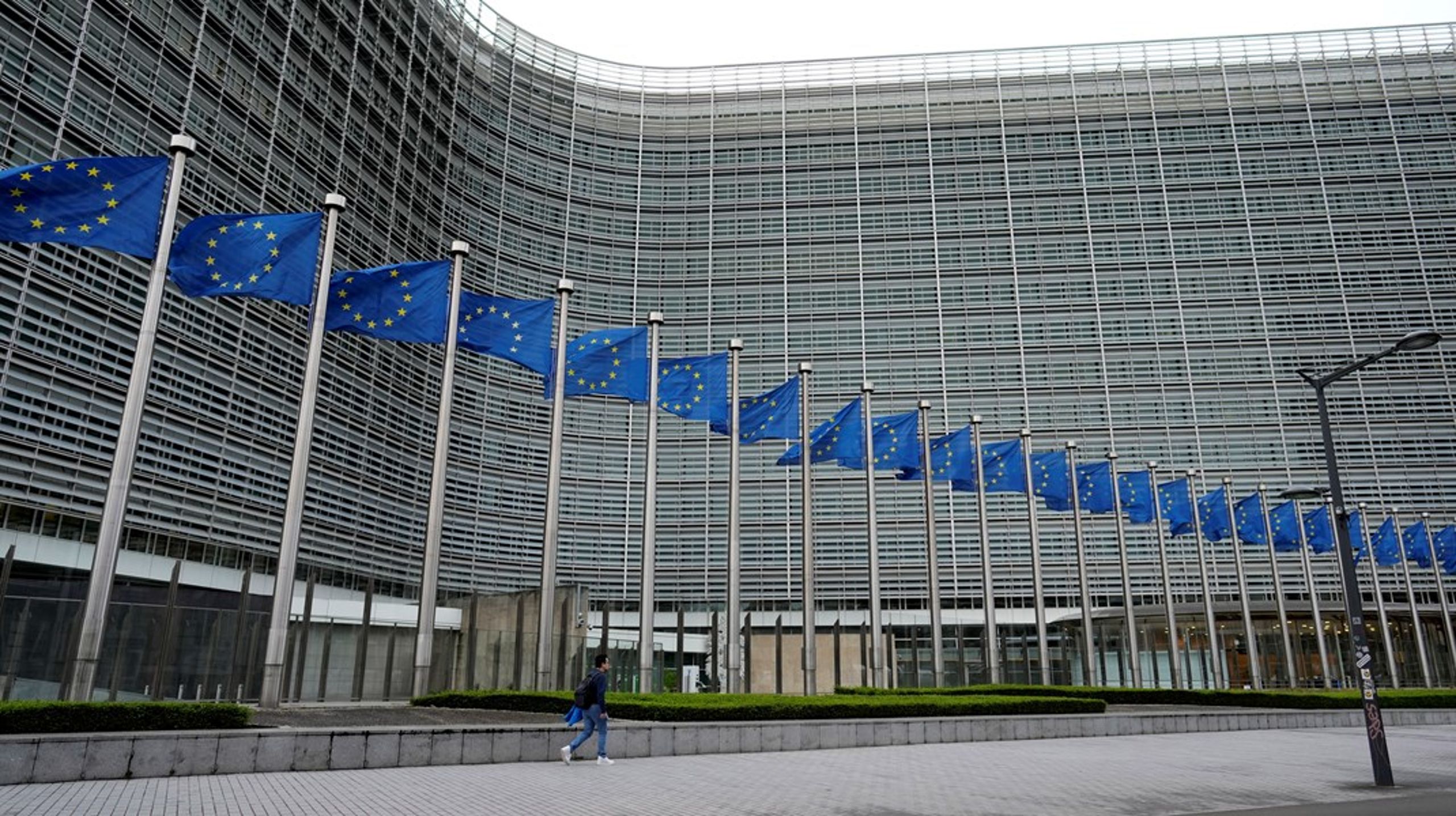 EU-Kommissionens omnibus-forslag har til formål at styrke konkurrenceevnen, men må ikke blive en undskyldning for at svække den&nbsp;bæredygtige omstilling, skriver Lene Bjørn Serpa, Christina Kjær, Mads Steinmüller og Anne Waagstein.