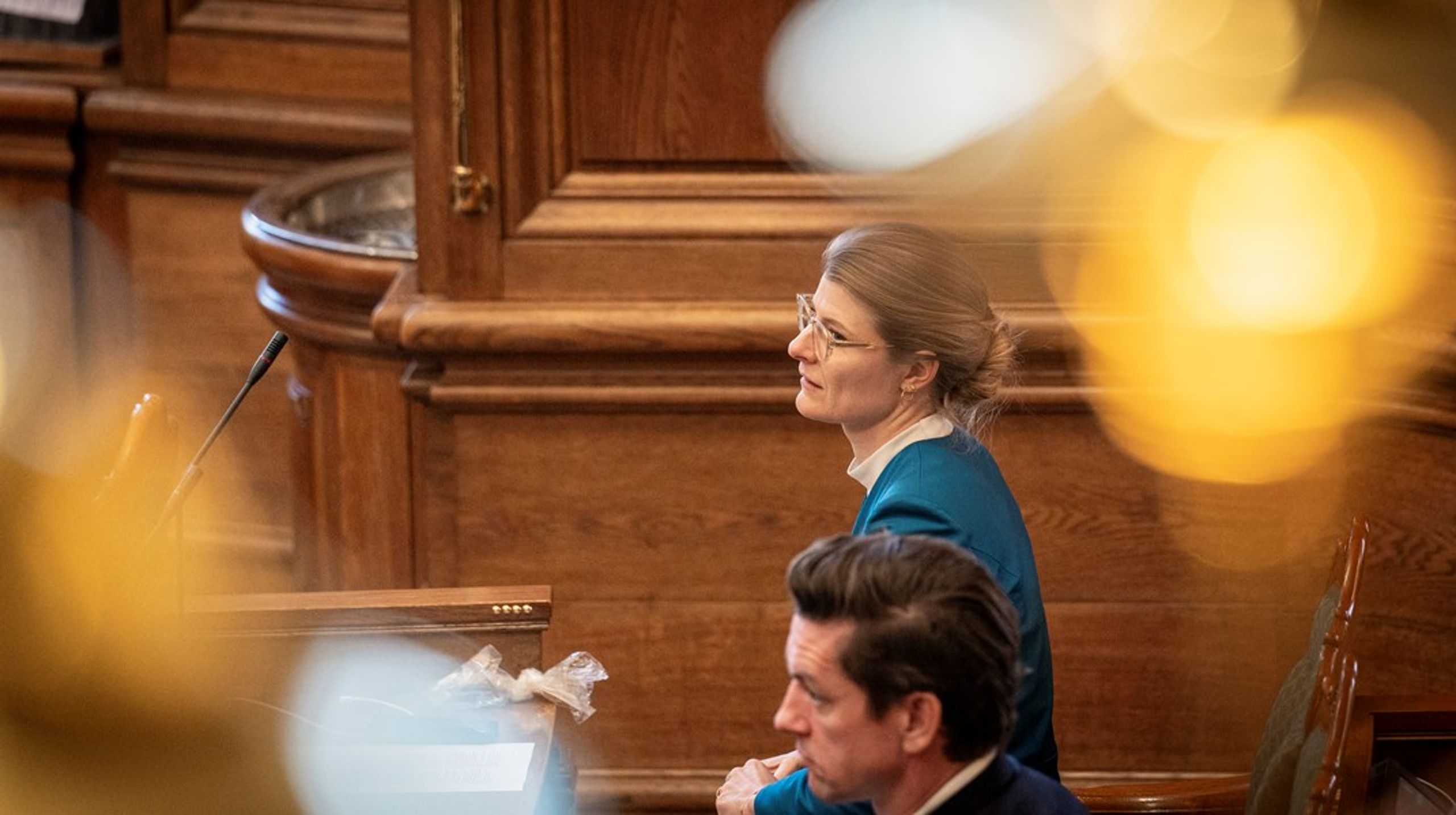 Det har taget lang tid for regeringen at forhandle en beskæftigelsesreform på plads. Det forkorter tidsfristen for besparelserne, og sætter beskæftigelsessystemet&nbsp;under pres, skriver Signe Færch, Kasper Ejlertsen og Steen Christiansen.