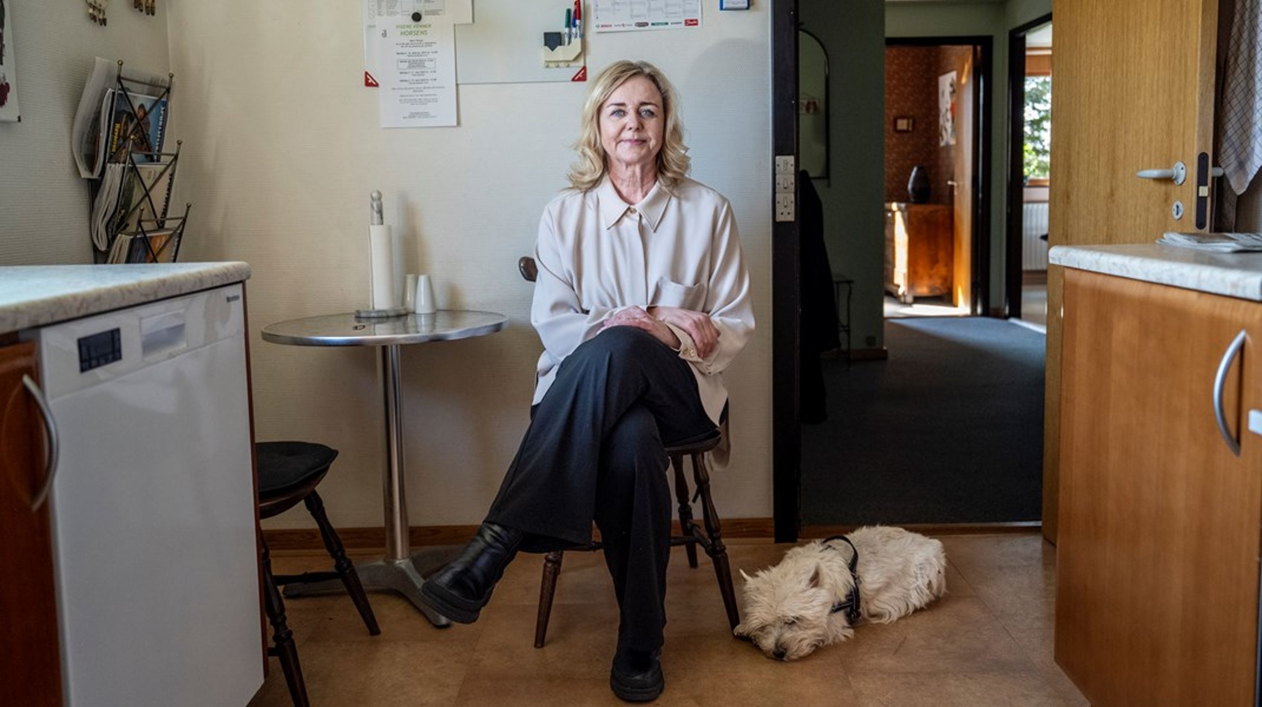 "Det er stort for mig, at I har fået lov at komme ind i mit barndomshjem. Jeg er meget beskyttende over for min familie og over for mig selv og mit eget hjem. Og jeg synes, politikere meget ofte kommer til at give alt for meget af sig selv, som er helt unødvendigt," siger Mona Juul. Altinget har fulgt hende ned ad barndommens gade, hvor sorgløse minder blander sig med en barsk historie om at blive tidligt voksen.