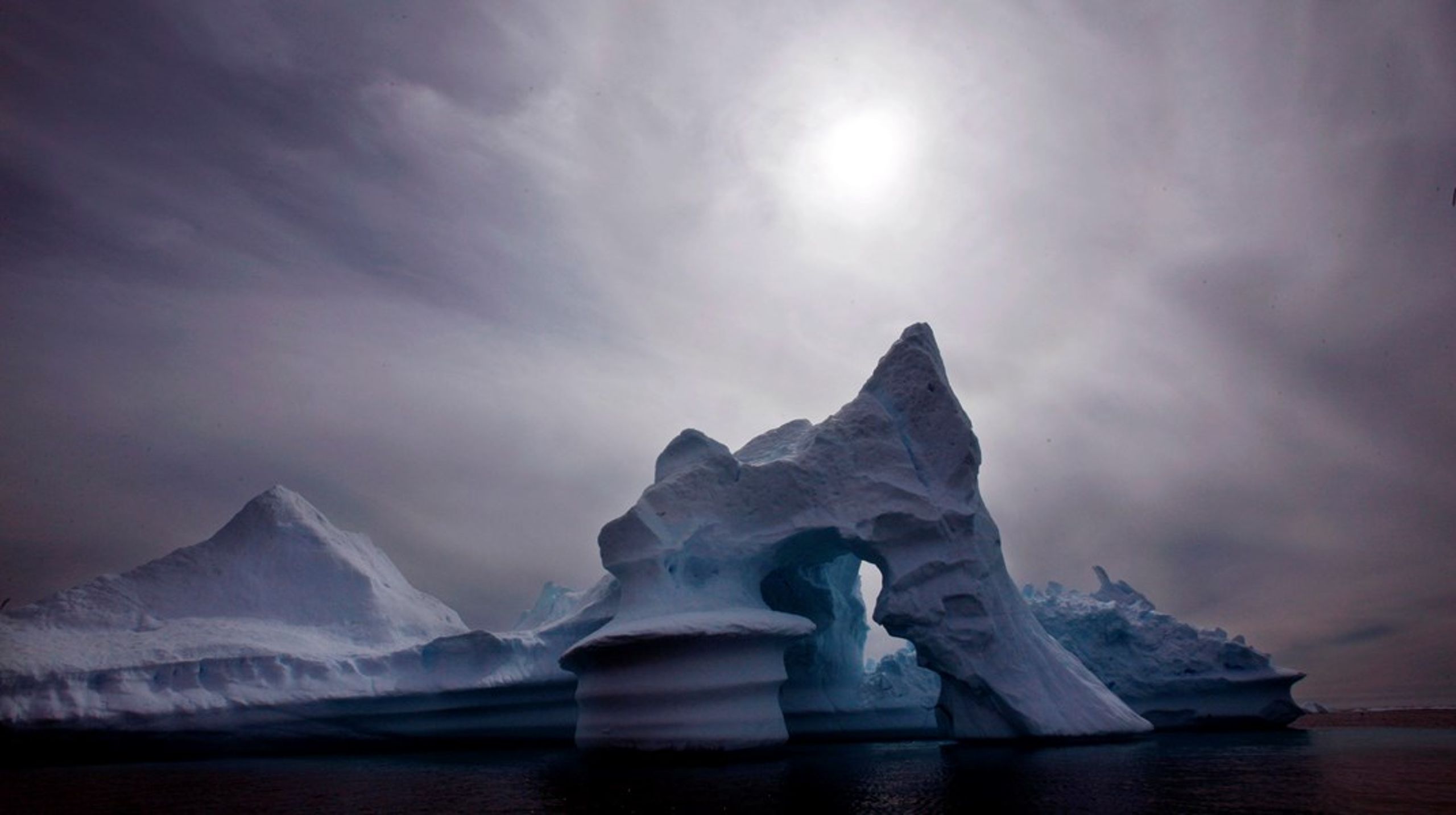 Den største fare for Grønlands sikkerhed er USA. Og jo mere amerikanerne fokuserer på landet, desto større er muligheden for, at kineserne vil genoptage råstofinteressen og sejle tættere på med deres skibe, skriver Jesper Willaing Zeuthen.&nbsp;