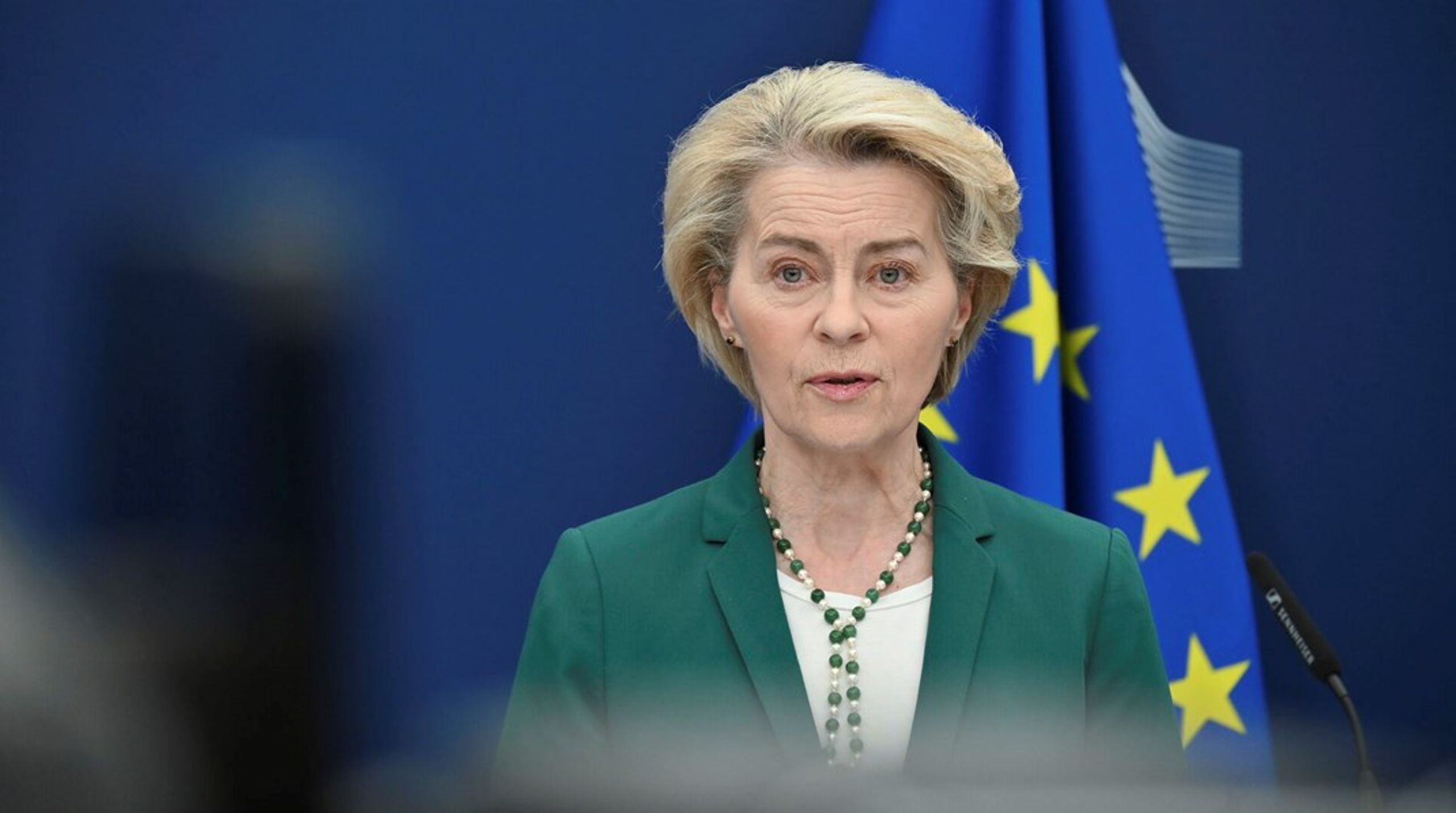 Formanden for Europa-Kommissionen gør sit bedste for at charmere industriorganisationer, der klager over miljøreglerne, skriver&nbsp;Mats Engström.