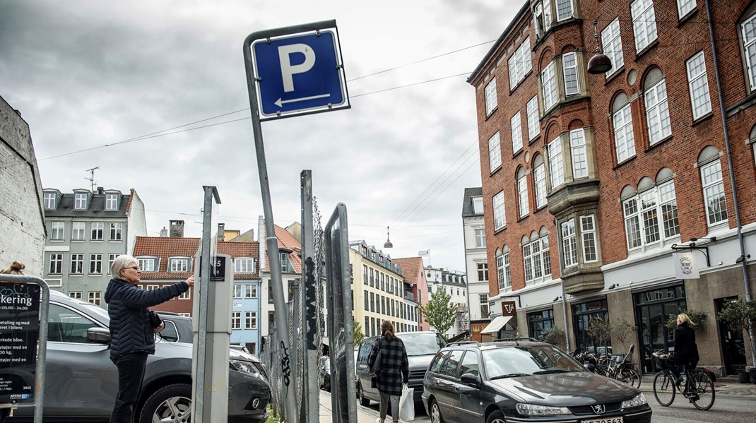 Vi lever i et univers med afgrænset plads, hvor biler bliver større og større, så vi er nødt til at indrette de fælles arealer smartere. Alt for mange kvadratmeter er optaget af stationære biler, skriver Troels Chr. Jacobsen.