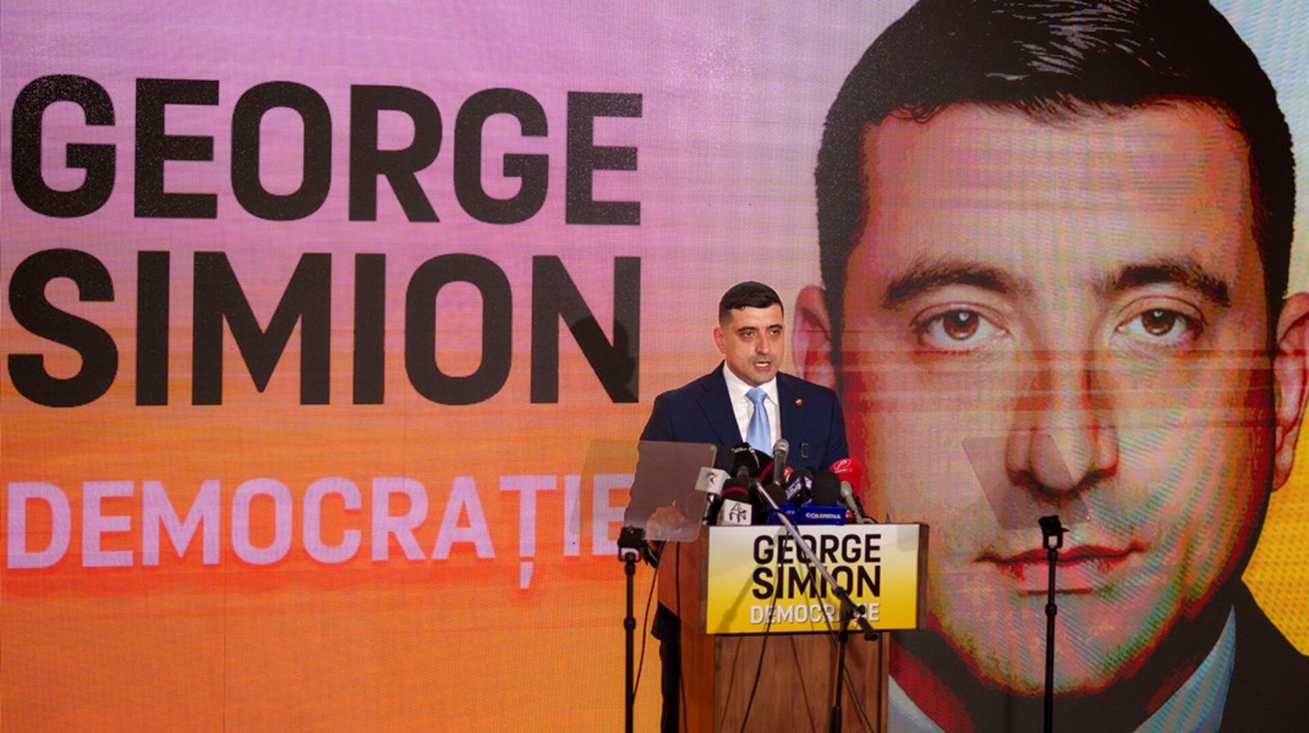 Formanden for det højrenationale parti AUR, George Simion, fører klart i meningsmålingerne forud for det højspændte valg søndag. Han er en selverklæret fan af Donald Trump.