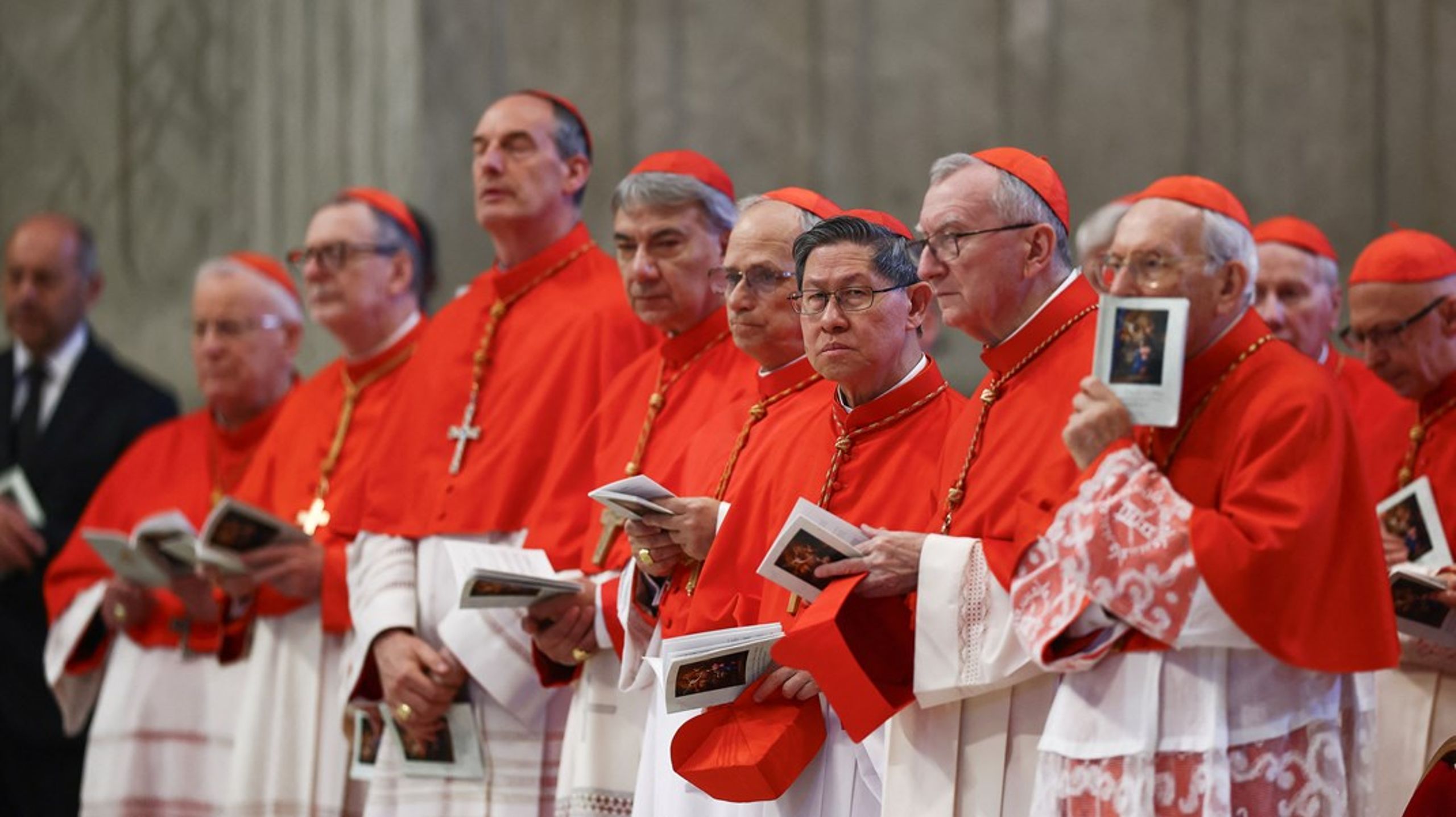 Kardinalerne Luis Tagle fra Filippinerne (nummer tre fra højre) og Pietro Parolin fra Italien (nummer to fra højre) er blandt favoritterne til at blive ny pave. Men alt kan ske, når kardinalerne mødes til konklave, skriver Bjørn Thomassen.