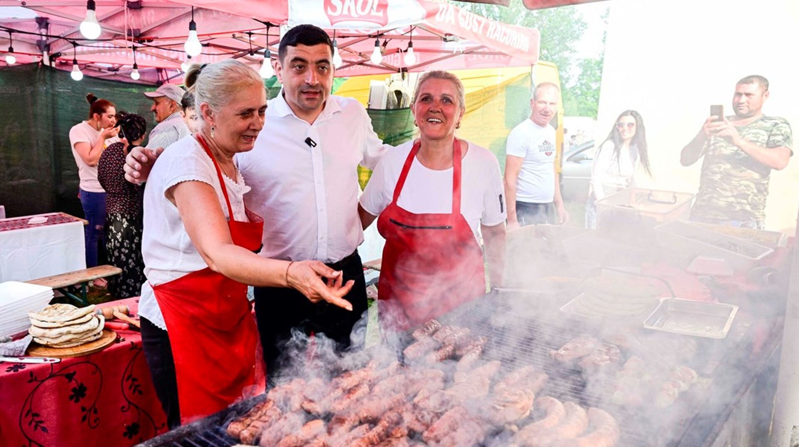 Nationalistpartiets kandidat, George Simion, deltog få dage før præsidentvalgets første runde i den lokale forårsfest i byen Alexandria sydvest for Bukarest. Simion er især populær i landdistrikterne.