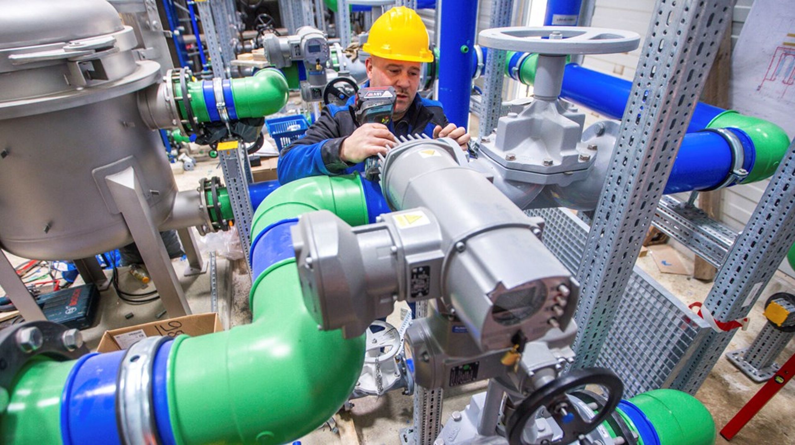 En maskinmester arbejder med drift, vedligeholdelse, optimering og ledelse af tekniske anlæg og systemer.