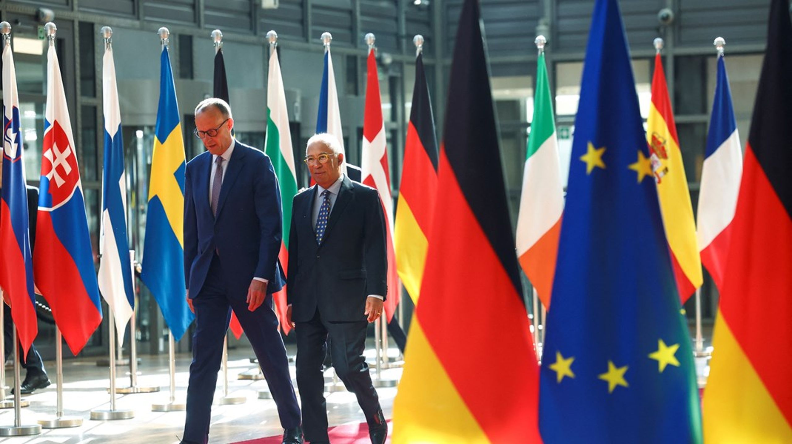 Den knap to meter høje kansler startede sit besøg i Bruxelles hos rådsformand António Costa.