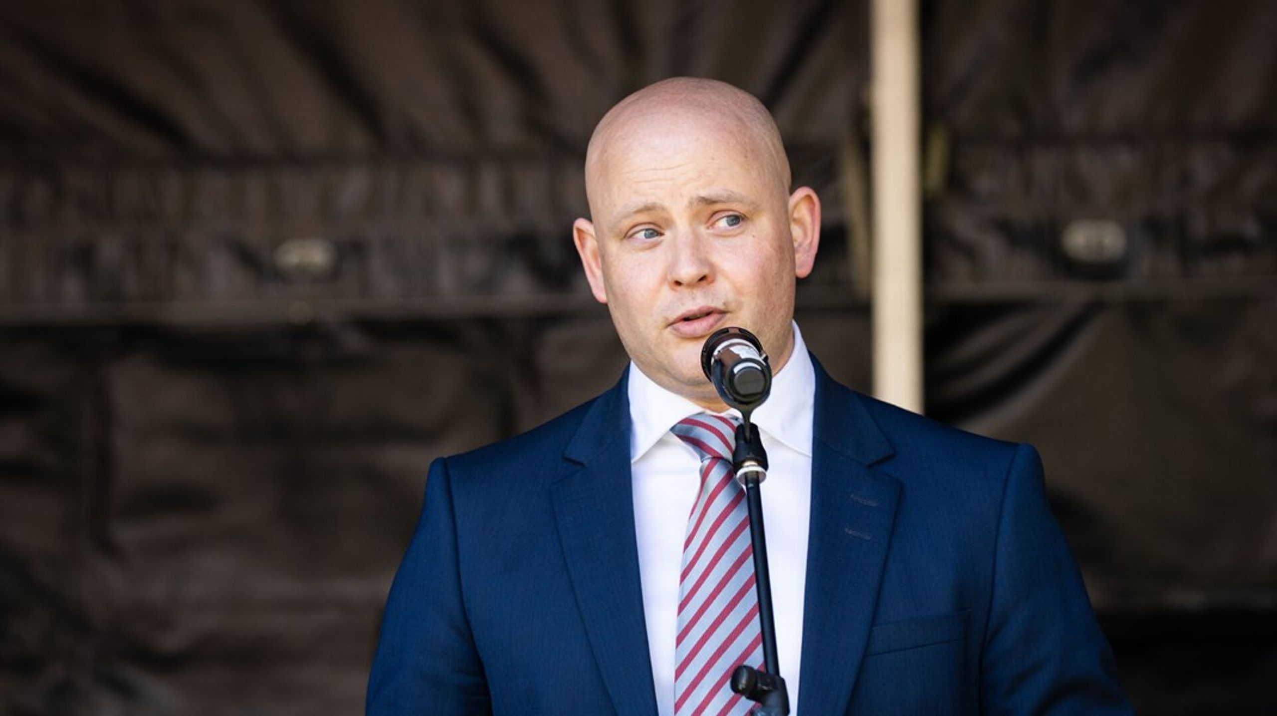 Kulturminister Jakob Engel-Schmidt (M) skriver sammen med sine to ministerkolleger, Sophie Hæstorp Andersen (S) og Morten Dahlin (V), på et oplæg til regeringen om en ny national arkitekturpolitik, men han tør ikke love, at det bliver til noget, selv om regeringen i 2023 søsatte et storstilet arbejde med netop at få en ny arkitekturpolitik.