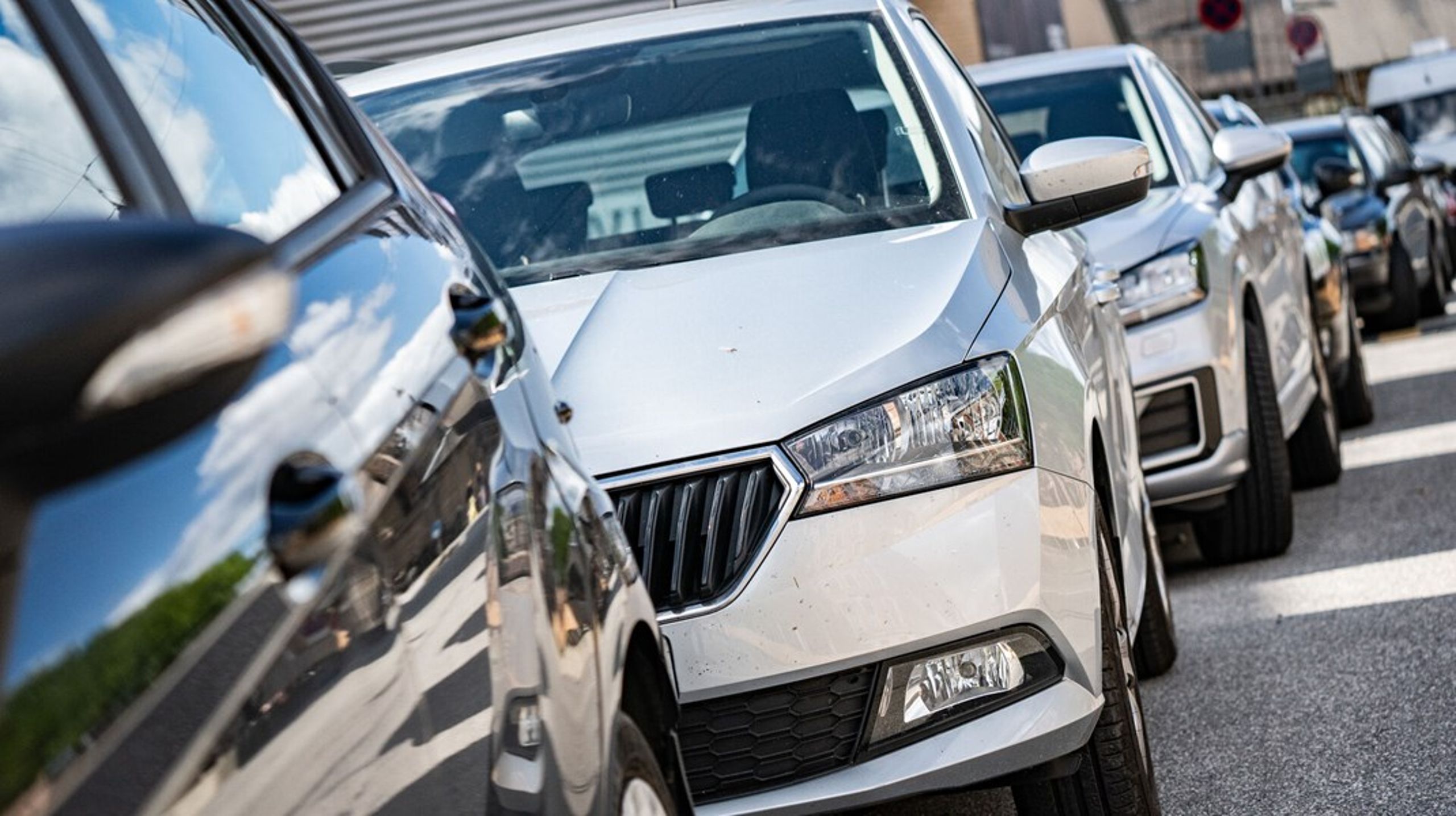 Politikerne bør genoverveje bilafgiftssystemet og omlægge afgifterne, så elbilerne betaler de planlagte afgiftsstigninger – dog ikke baseret på bilens værdi, men som et tillæg til den halvårlige grønne ejerafgift, skriver Ilyas Dogru.&nbsp;