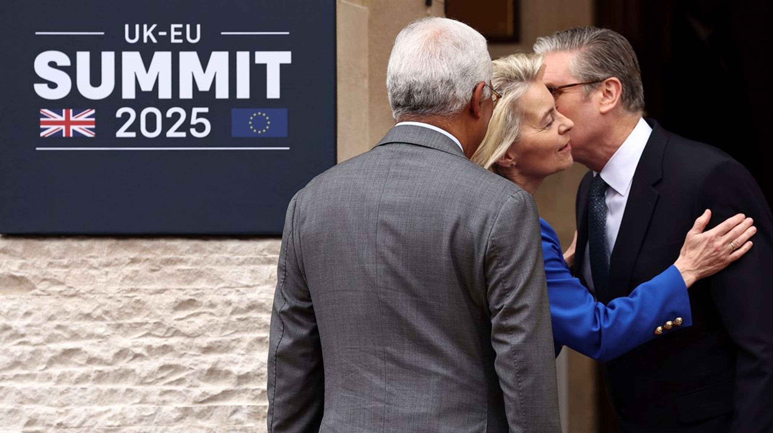 EU's rådsformand, Antonio Costa, og kommissionsformand Ursula von der Leyen, var mandag på besøg hos den britiske premierminister, Keir Starmer, for at indgå en ny aftale.