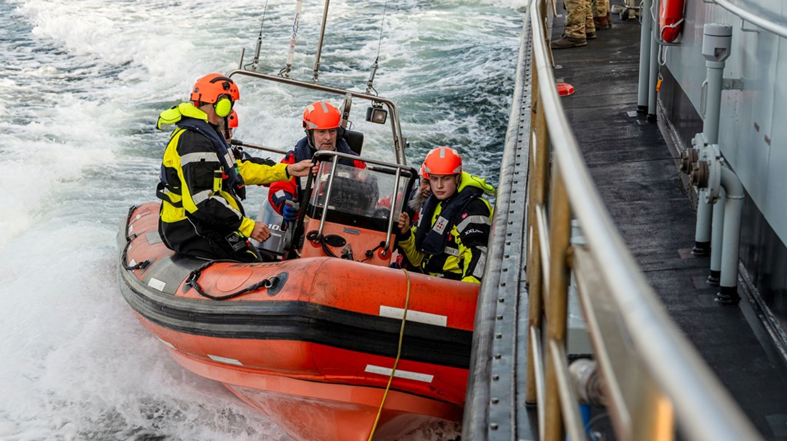 På uddanelsesskibet MHV 907 Hvidsten træner Marinehjemmeværnet at gå ind på siden af et skib under fart.
