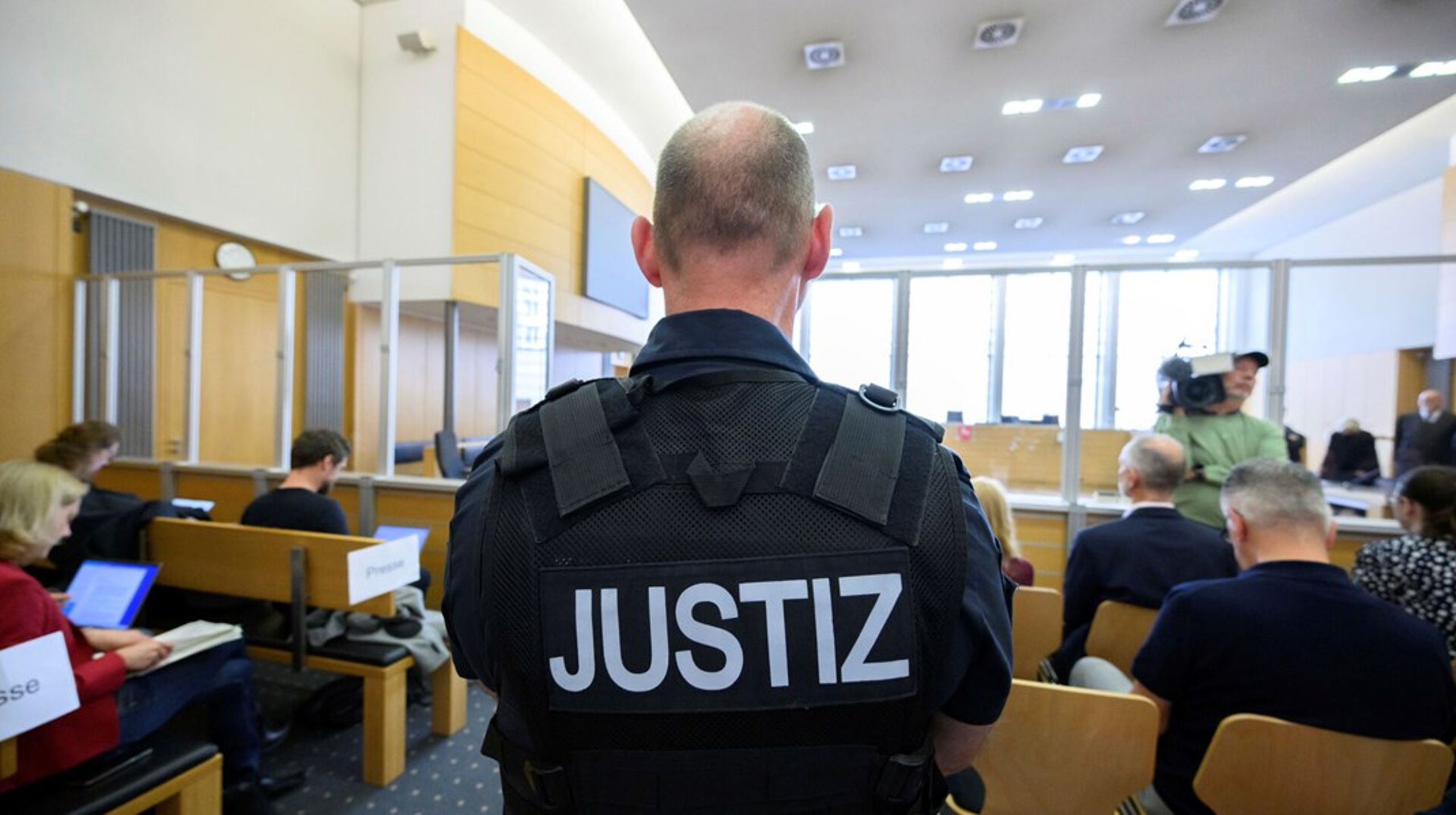 Fire tidligere chefer i Volkswagen er blevet dømt for bedrag ved retten i&nbsp;Braunschweig.