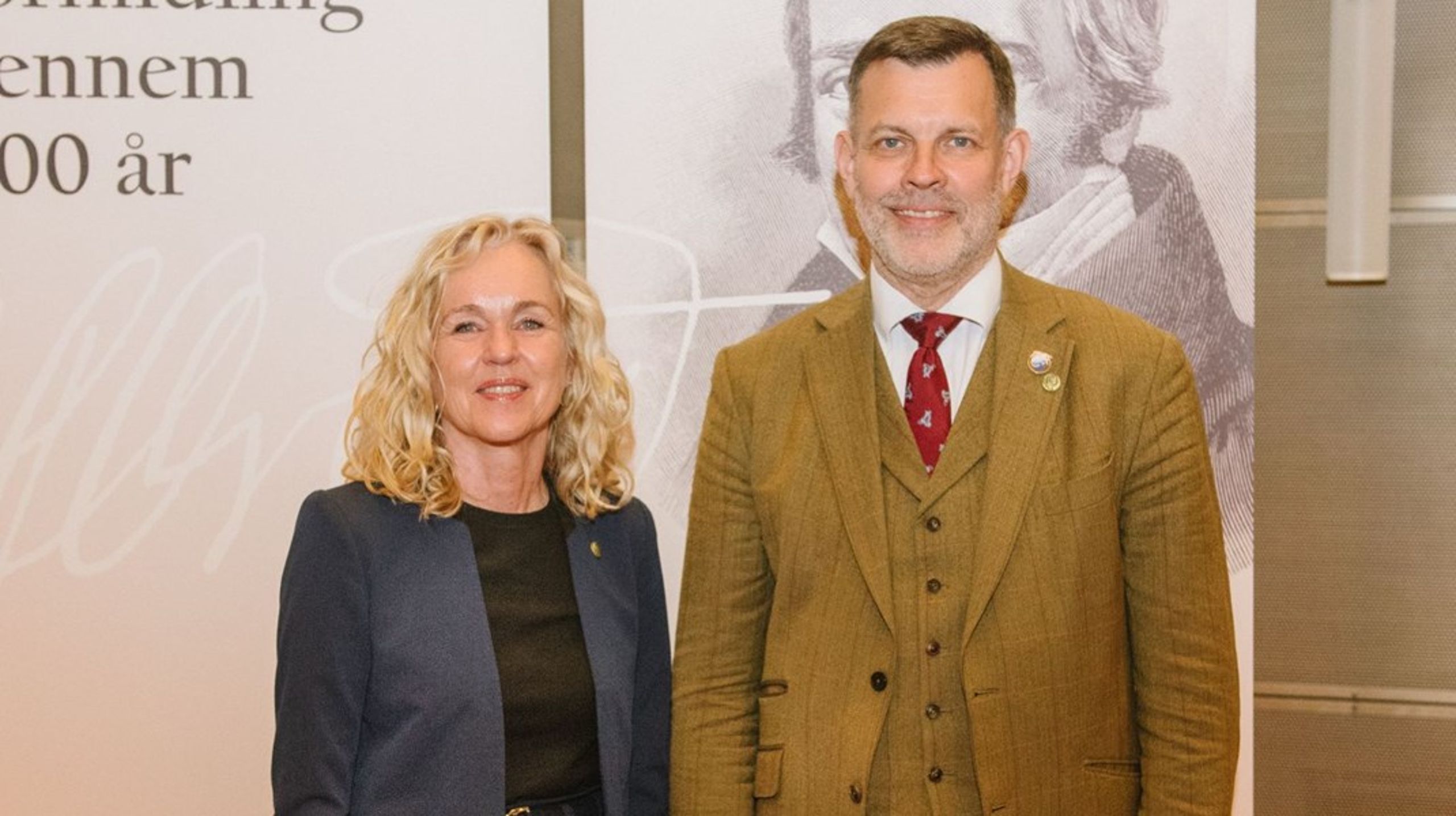 Anja C. Andersen giver stafetten videre som&nbsp;præsident for Selskabet for Naturlærens Udbredelse til Rasmus Larsen.