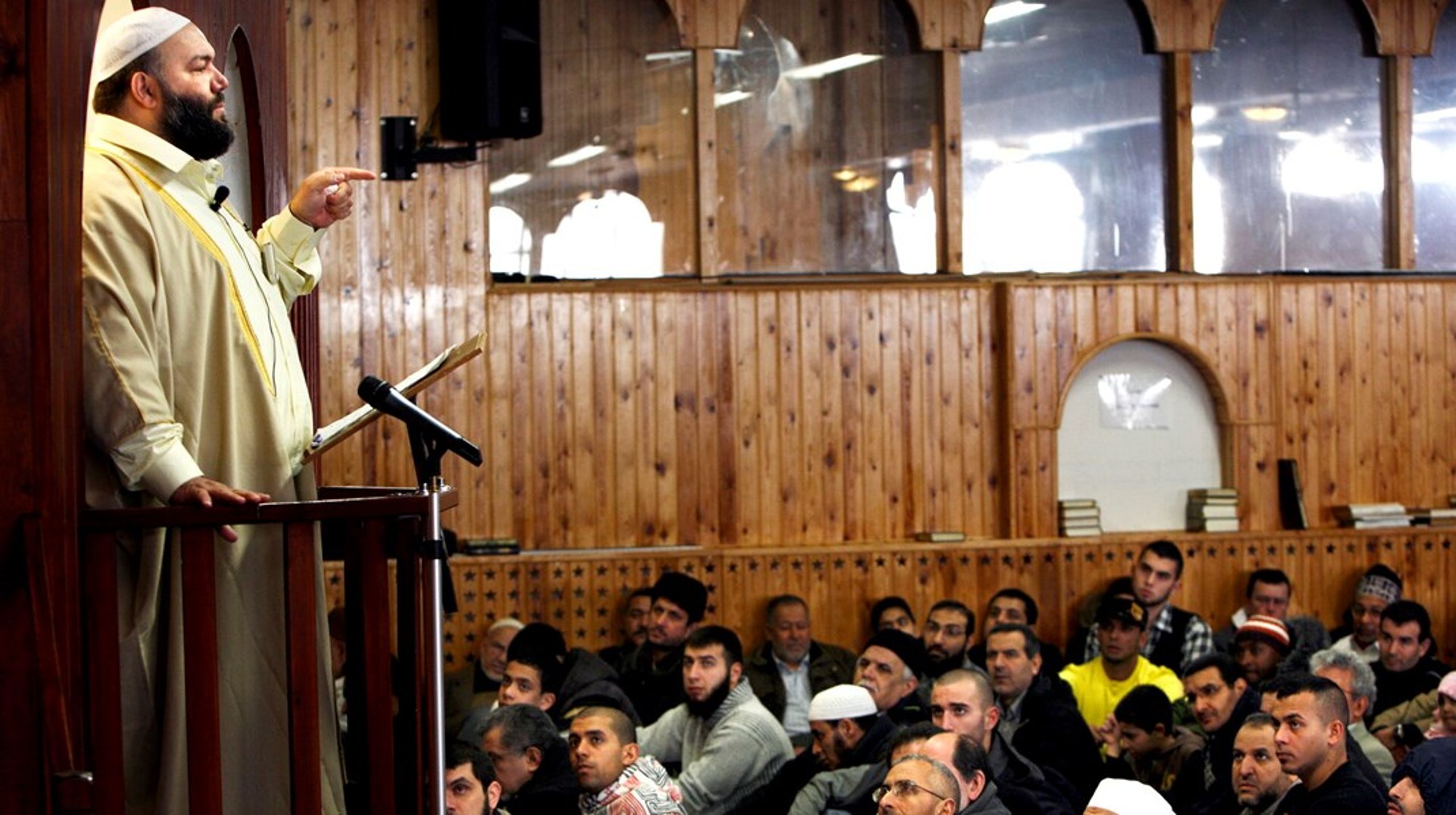 Fredagsbøn hos Det IslamiskeTrossamfund i København.<br>Indvandrere og flygtninge fra overvejende muslimske lande klarer sig i gennemsnit dårligere end andre ikke-vestlige indvandrere. Men er forklaringen religion, kultur eller noget helt tredje? Foto:&nbsp;Niels Ahlmann Olesen/Ritzau Scanpix.&nbsp;