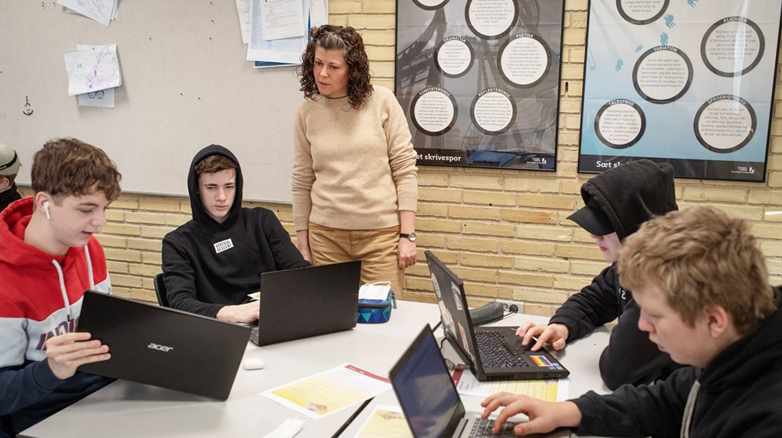 Voksnes logik er, at det i den alder blot er pejlemærker og ikke har definerende betydning for elevens fremtid på samme måde. Men det er en forkert måde at anskue det på, skriver Lone Smidt.