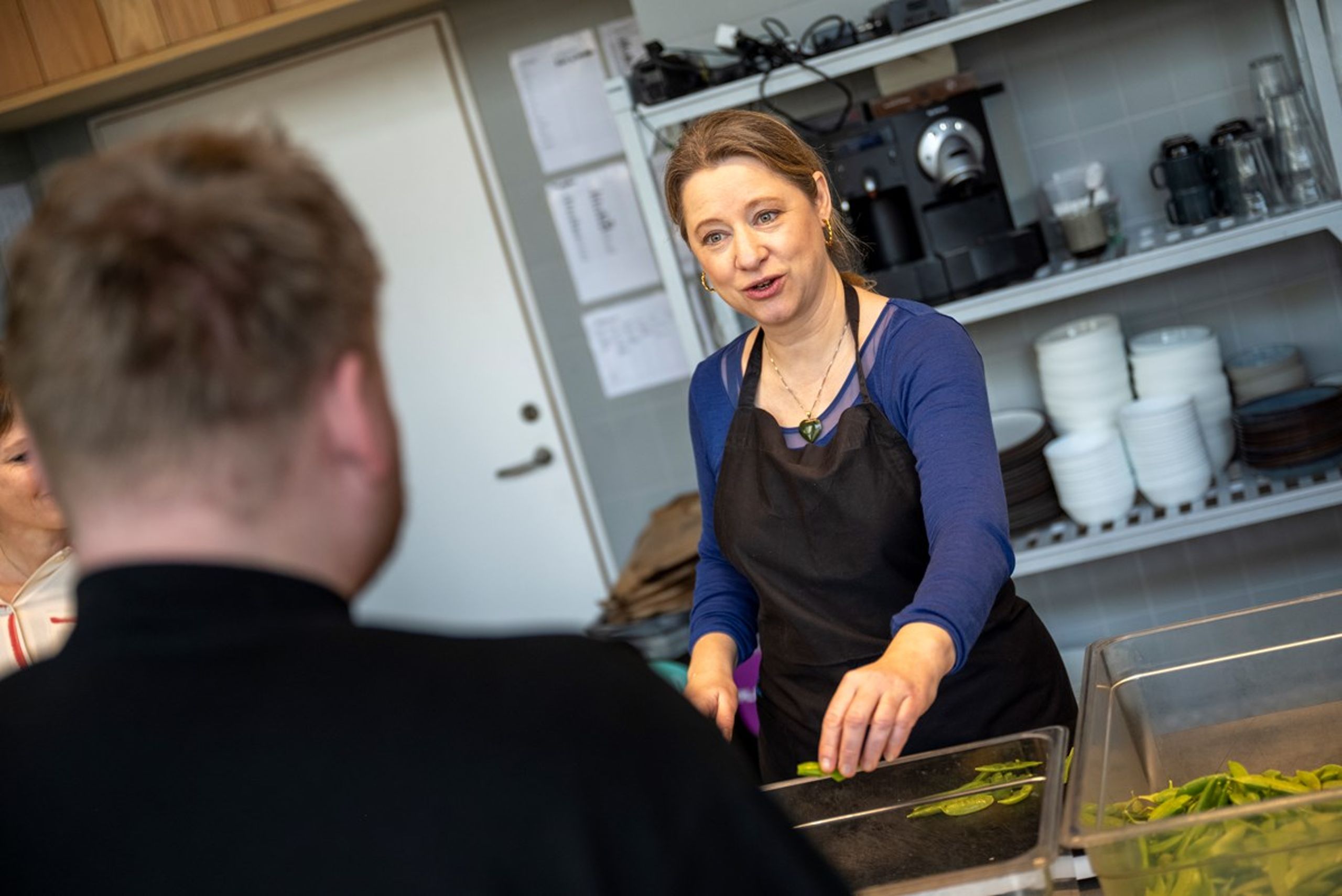 Socialminister Sophie Hæstorp Andersen (S) fandt lige inden Kristi Himmelfart penge til at kompensere frivilligcentre for, at de ikke længere kan modtage refusion for de fleksjobansatte som centrene beskæftiger omkring 150 af på landsplan. Her ses ministeren i køkkenet til et pressearrangement hos den frivillige sociale organisation Junkfood.&nbsp;