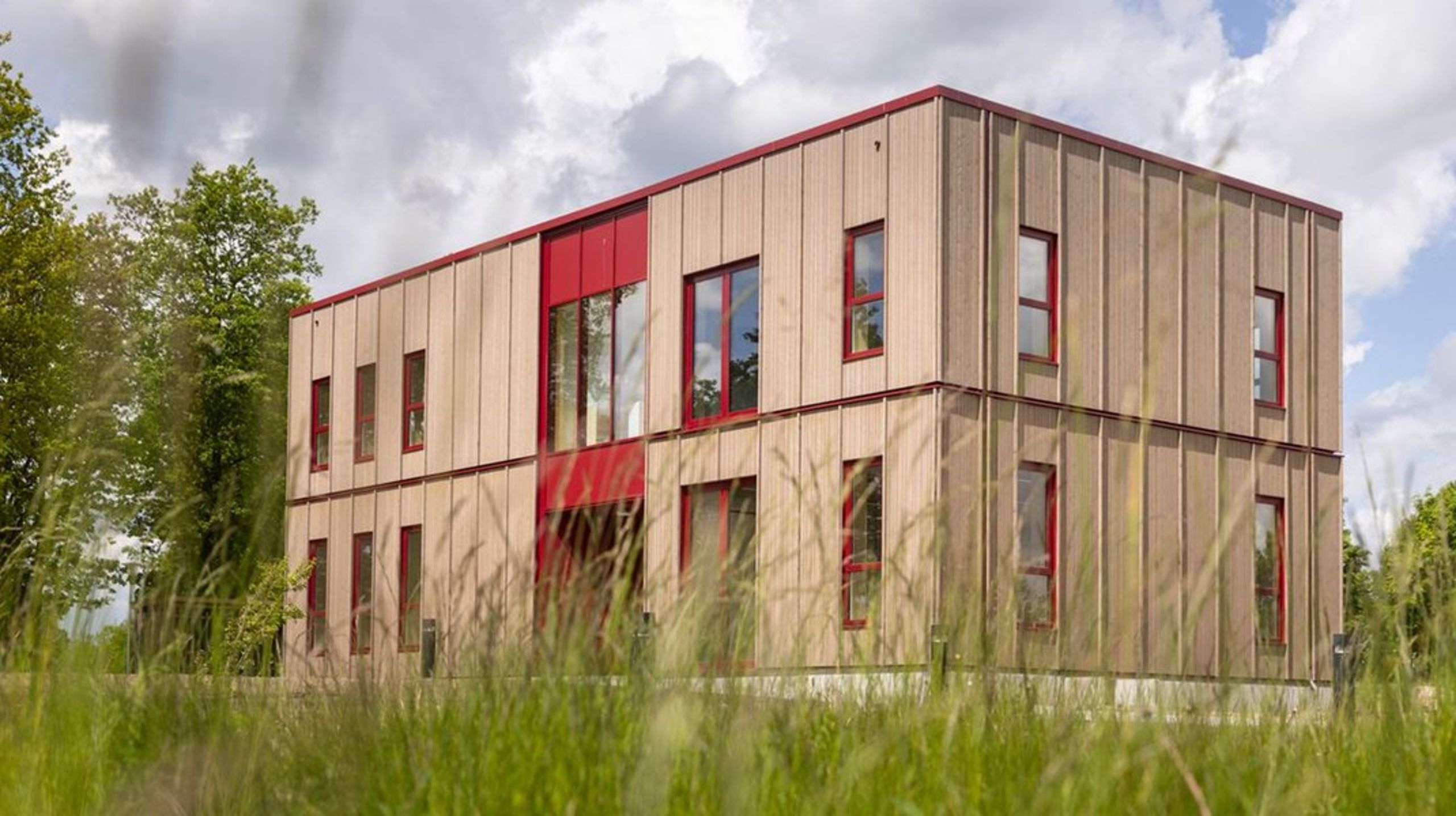 Der er gang i forskning, innovation og fuldskalademonstrationer inden for eksempelvis træbyggeri og andre biogene materialer. Teknologisk Institut har de bygget denne demonstrationsbygning af træ.