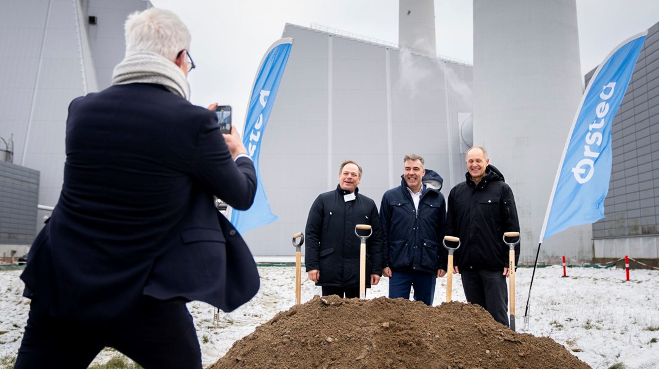 KL-formand og Kalundborg-borgmester Martin Damm (th.) mener, at der er gode forklaringer på, at borgmestre og dennes politiske støtter ofte får mere omtale i kommunale pressemeddelelser end medlemmer af den politiske opposition.