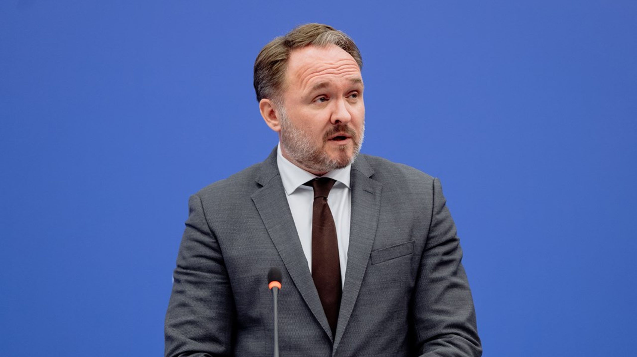 Først udskød energikommissær Dan Jørgensen udspillet om russisk gas to gange. Så kom køreplanen i maj. Og nu er lovgivningspakken her også. Den danske kommissær har ikke lagt skjul på, at det er en absolut nøgleprioritet for ham, at Europa bliver fri af russisk energi.