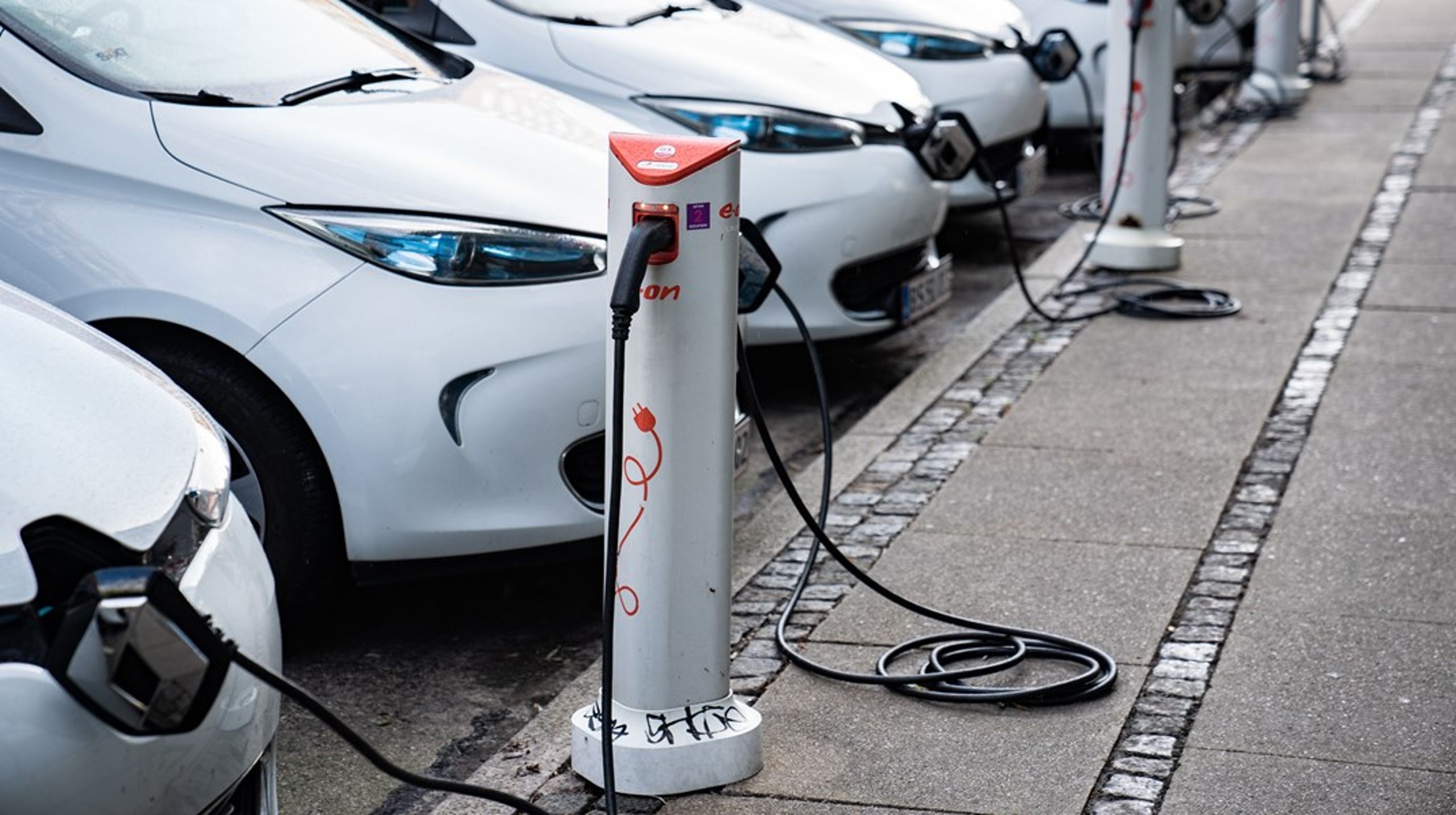 Ved udgangen af 2024 oplevede Danmark et decideret boom af nye ladepunkter for elbiler. På årets tre sidste måneder blev næsten 4.000 nye offentlige ladestandere taget i brug