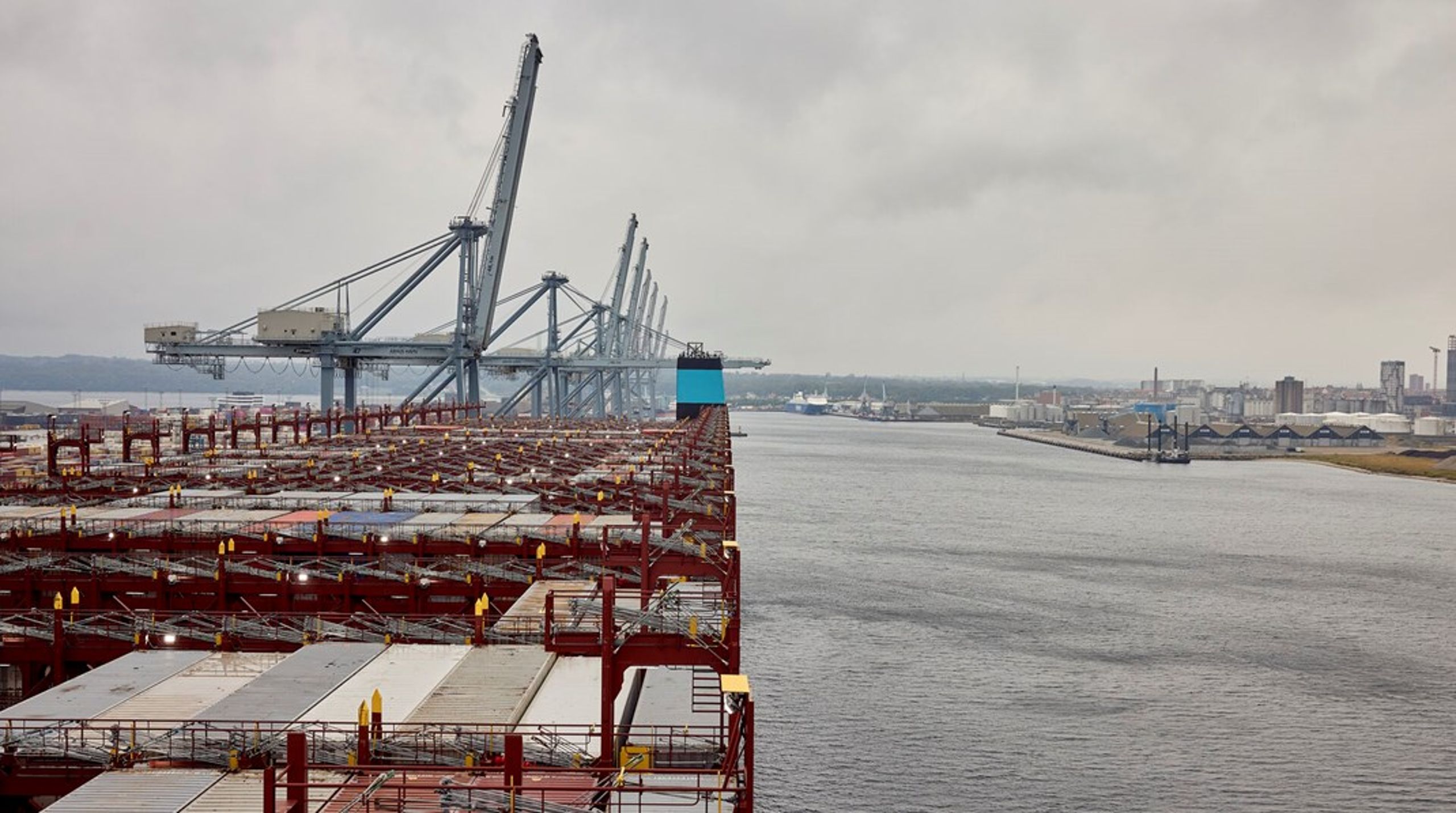 Det er snart et år siden, at regeringens havnestrategi blev annonceret som en politisk prioritet. Siden da er der blevet stille, skriver&nbsp;Emil Drevsfeldt Nielsen.