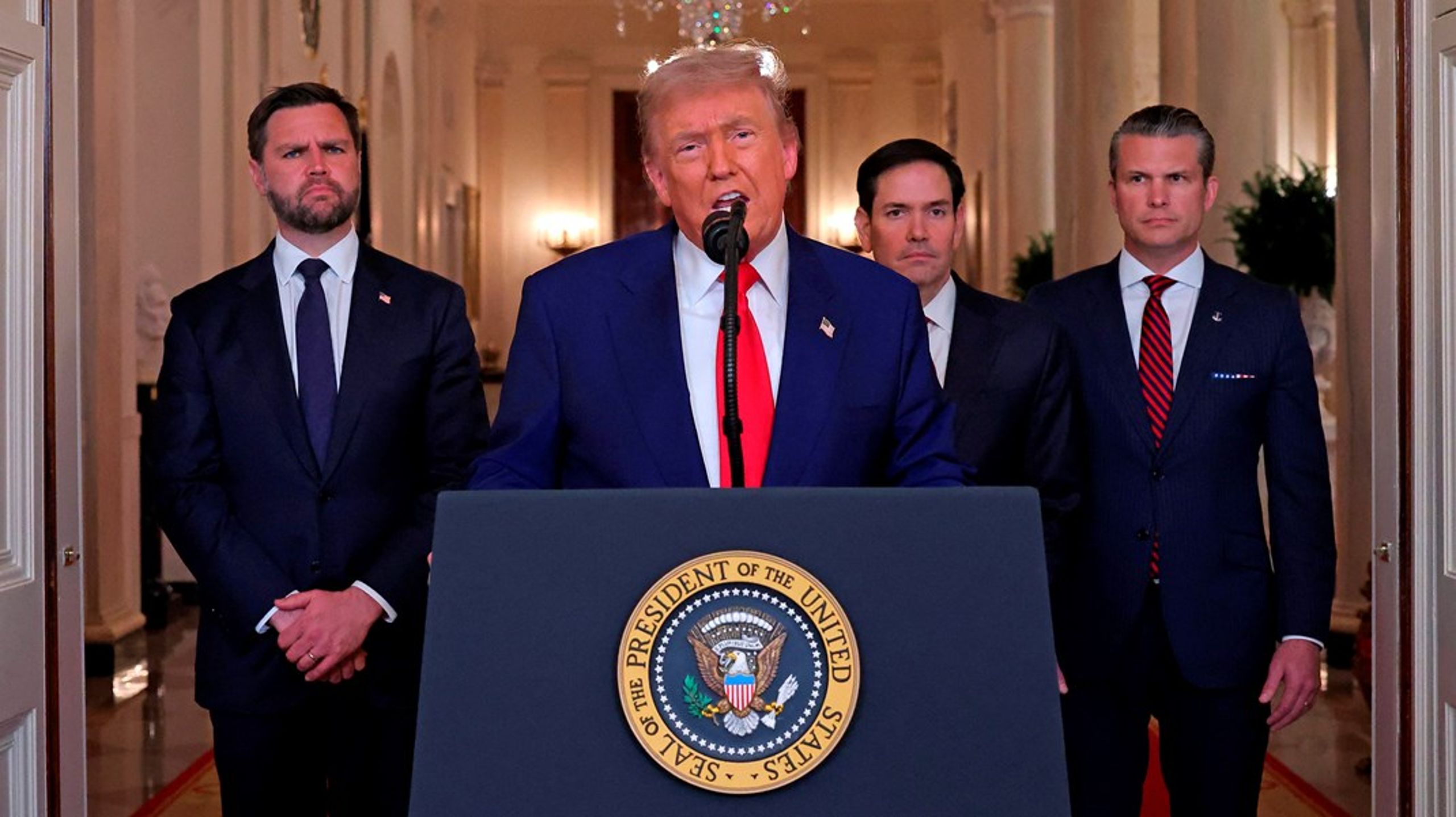 Først Israel og siden USA var opsatte på et udnytte det vindue, der havde åbnet sig med et historisk svagt Iran, tynget af sanktioner, berøvet en stribe militære ledere og uden kampkraft hos sine proselytter Hamas og Hizbollah,&nbsp;skriver Michael Ehrenreich.