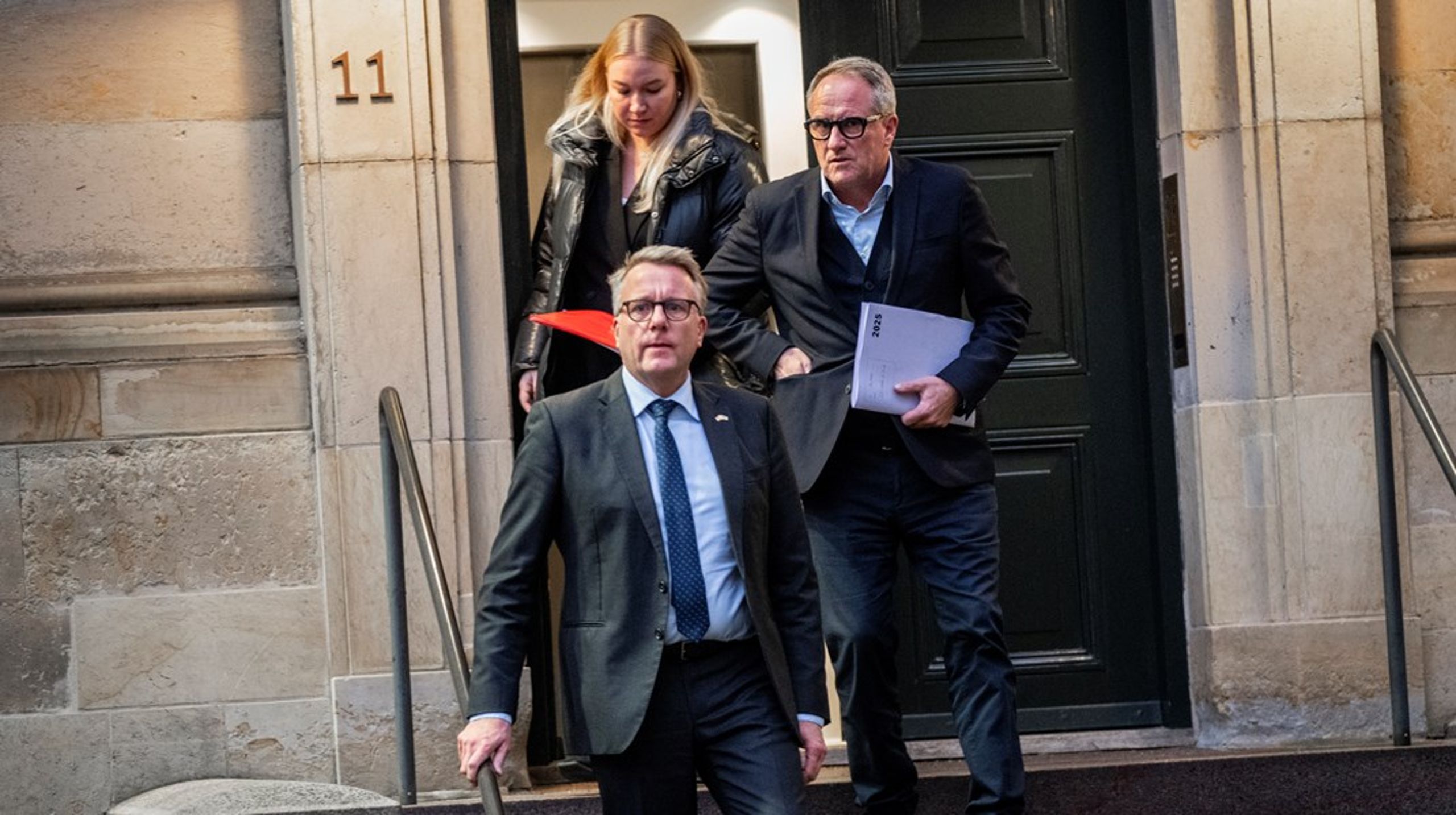 Erhvervsminister Morten Bødskov (S) og Dansk Industris administrerende direktør Lars Sandahl på vej ud af statsministeriet, efter et akut møde på baggrund af handelstruslen fra Donald Trump 16. januar.&nbsp;