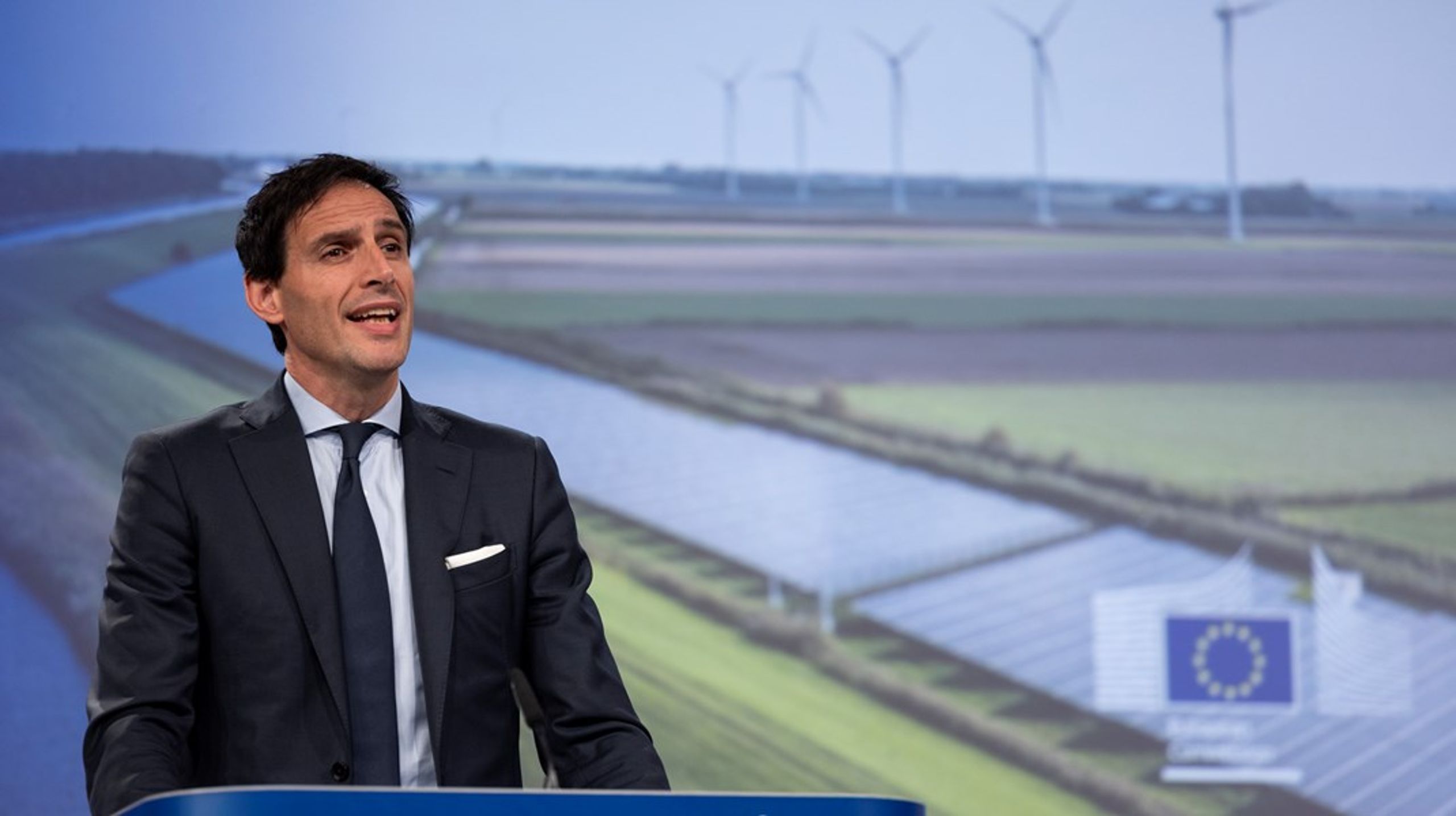 Med et billede af vindmøller og solceller i baggrunden præsenterede Kommissionen onsdag et klimamål for 2040. Med brugen af kreditter behøver alle vindmøllerne og solcellerne ikke nødvendigvis at være placeret i Europa for at tælle med.