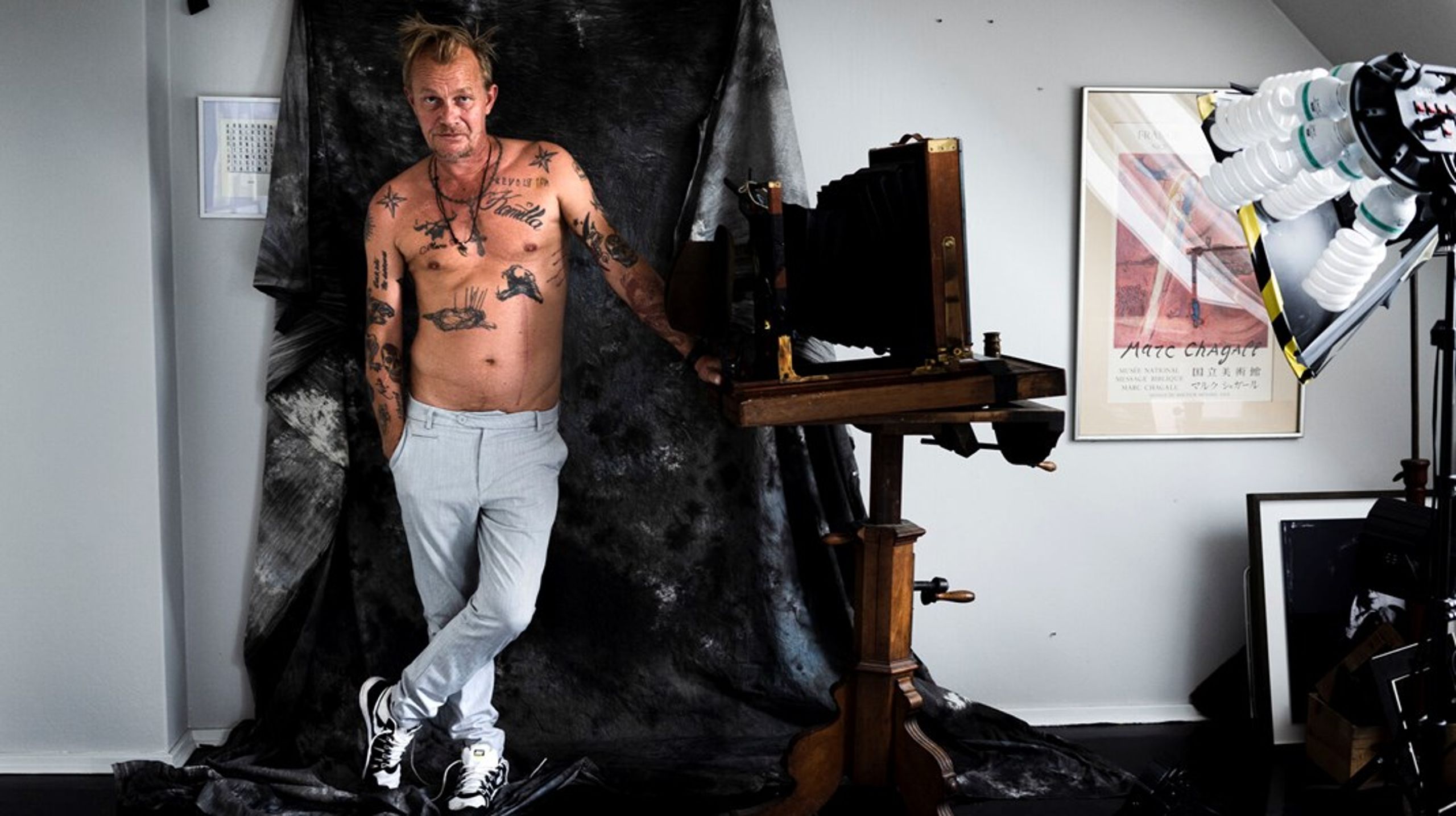 Jan Grarup har længe turneret med fortællingen om sit vilde liv som fotograf, men omfanget af opspind og løgne er endt med at koste hans troværdighed som fotojournalist.&nbsp;&nbsp;&nbsp;&nbsp;