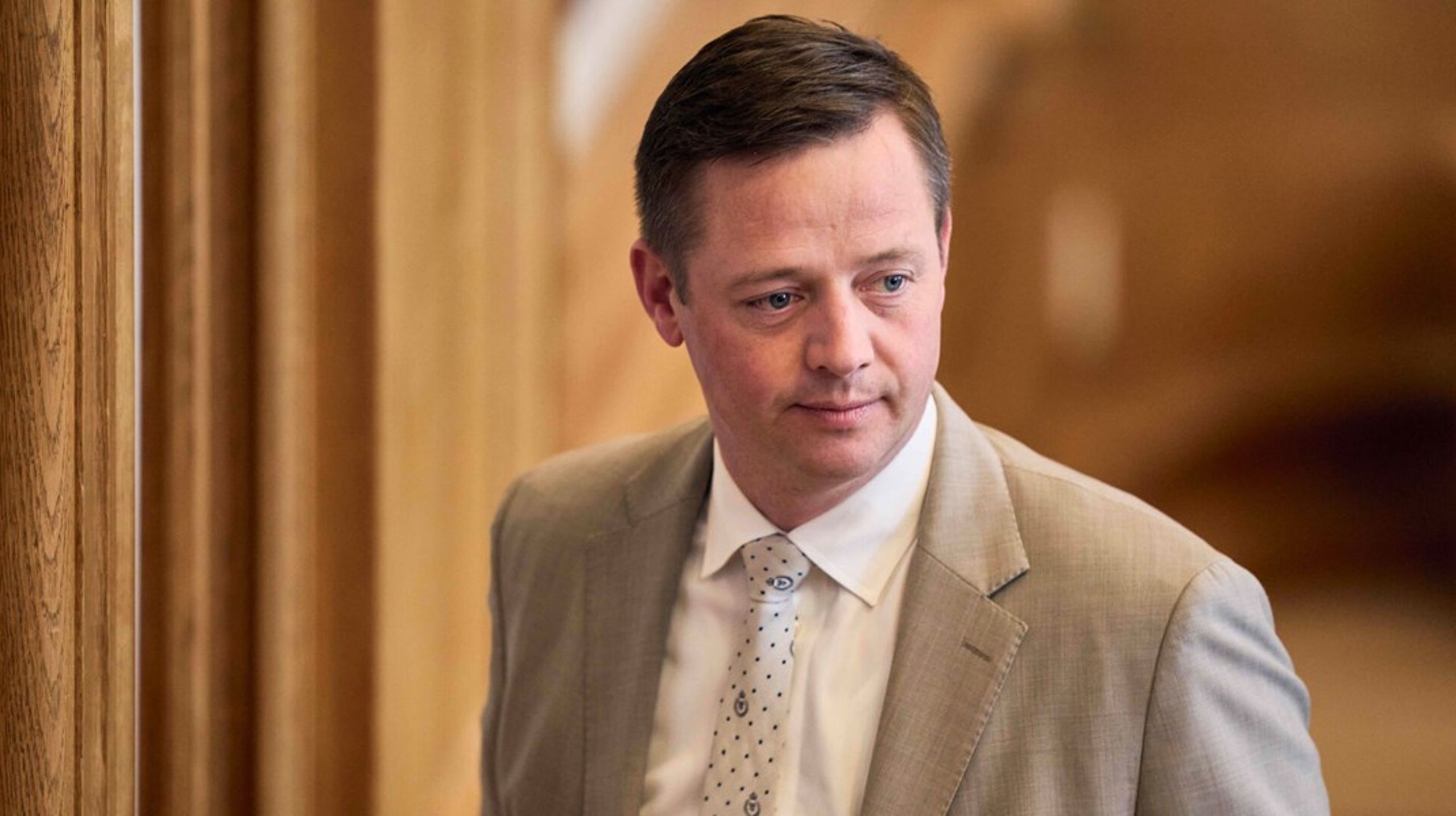 Transportministeren omtaler ikke toget som et transportmiddel, der binder by og land sammen, men ser det alene som en udgift uden gevinst, skriver Mikkel Ellersgaard Sørensen.<br>