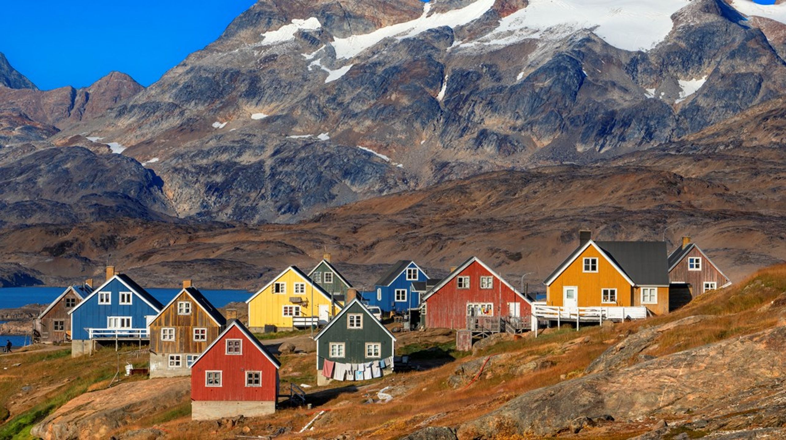 Demonstrationer i Østgrønlands største by, der ses her på billedet, viser, at udkanten af Grønland har fået nok, skriver Benedikte Brincker.&nbsp;