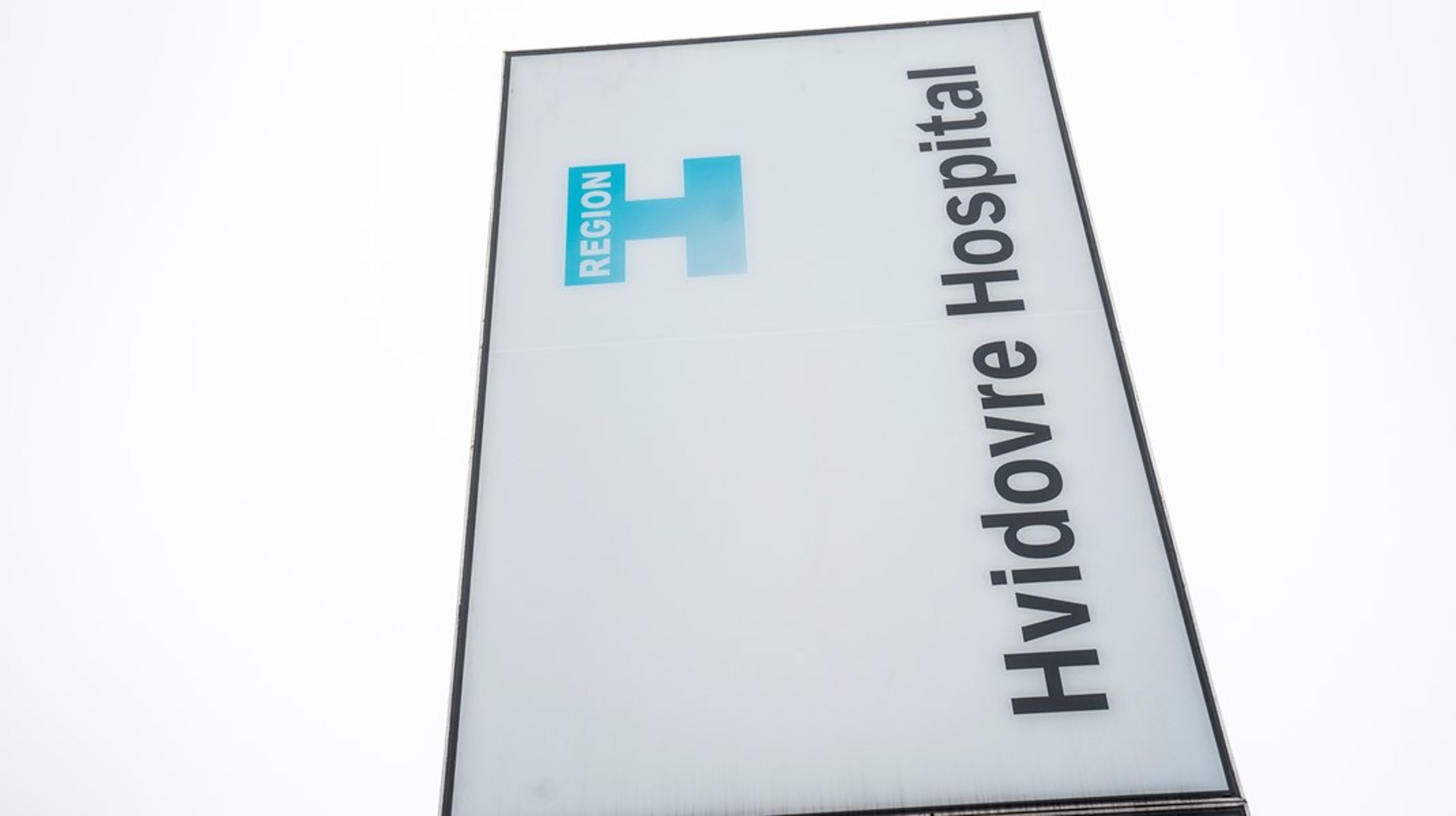 Vi står på tærsklen til en større omorganisering af sundhedsvæsenet i hele Region Øst. At lave en omfattende flytning netop nu risikerer dobbeltarbejde, fragmentering og tab af sammenhængskraft, skriver Klaus Høm, Mette Raun Fjordside og Henrik Ib Jørgensen.