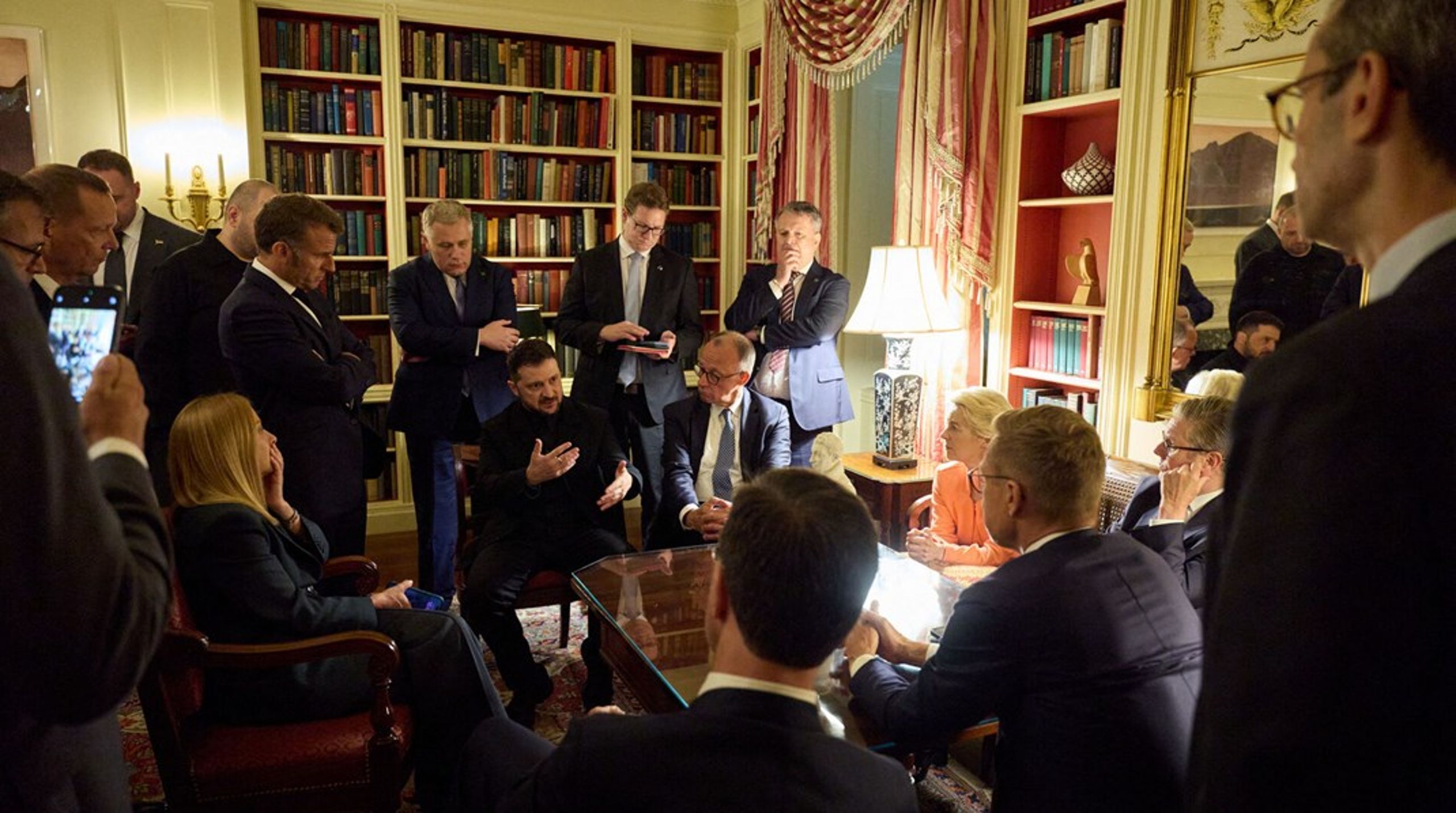 Hvad gør vi? Ukraines præsident, Volodymyr Zelenskyj, holdt mandag rådslagning med europæiske ledere i Det Hvide Hus' bibliotek, inden de alle mødtes med den amerikanske præsident, Donald Trump.