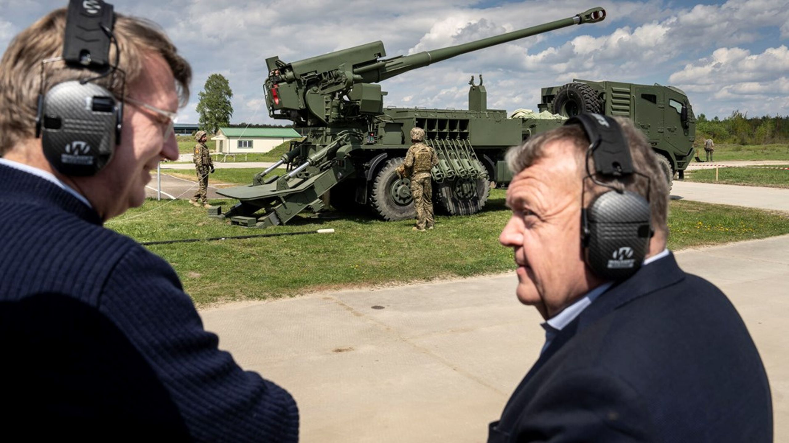 Forsvarsminister Troels Lund Poulsen (V) og udenrigsminister Lars Løkke Rasmussen (M) bliver de kommende dage værter for uformelle EU-ministermøder i København, der kommer til at handle meget om Ukraine. Her ses de to danske ministre under et besøg hos militæret i den ukrainske by Lviv sidste år.&nbsp;