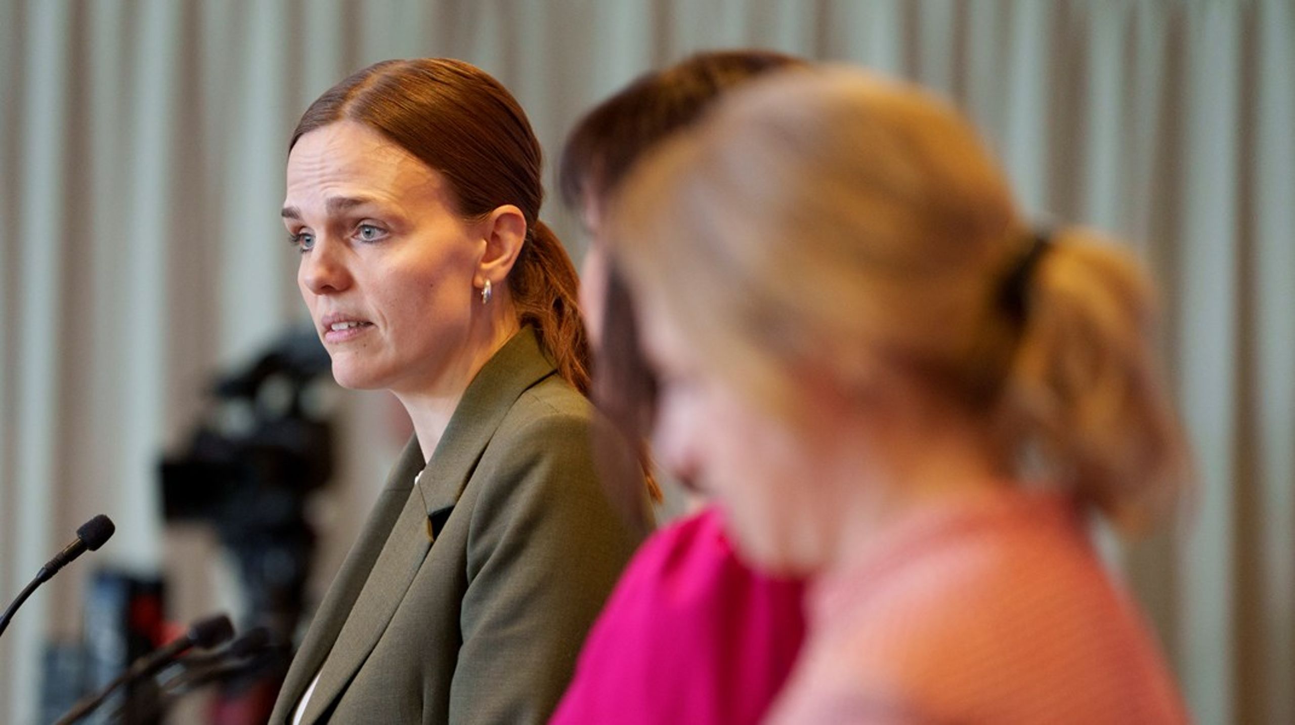 Digitaliseringsminister Caroline Stage (M) og resten af regeringen&nbsp;vil beskytte børn og have mere AI i det offentlige med finanslovsforslaget for 2026.