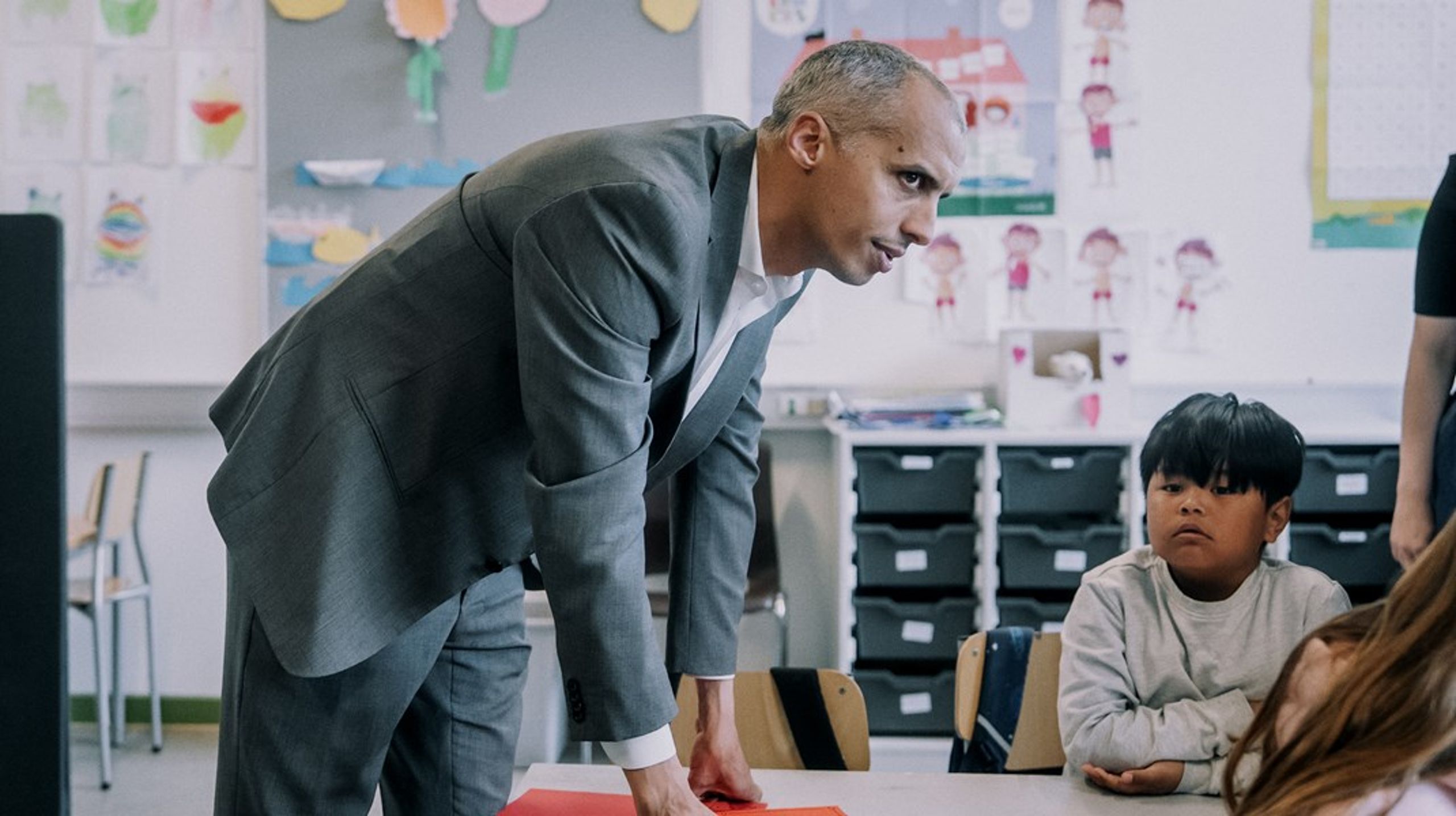 Børne- og undervisningsminister Mattias Tesfaye ønsker sammen med regeringen at lave tydeligere rammer for, hvornår og hvordan skolens personale kan gribe fysisk ind over for elever. I regeringens udspil til finansloven for 2026 er der sat penge af til en model for fysisk indgriben i folkeskolen.&nbsp;&nbsp;