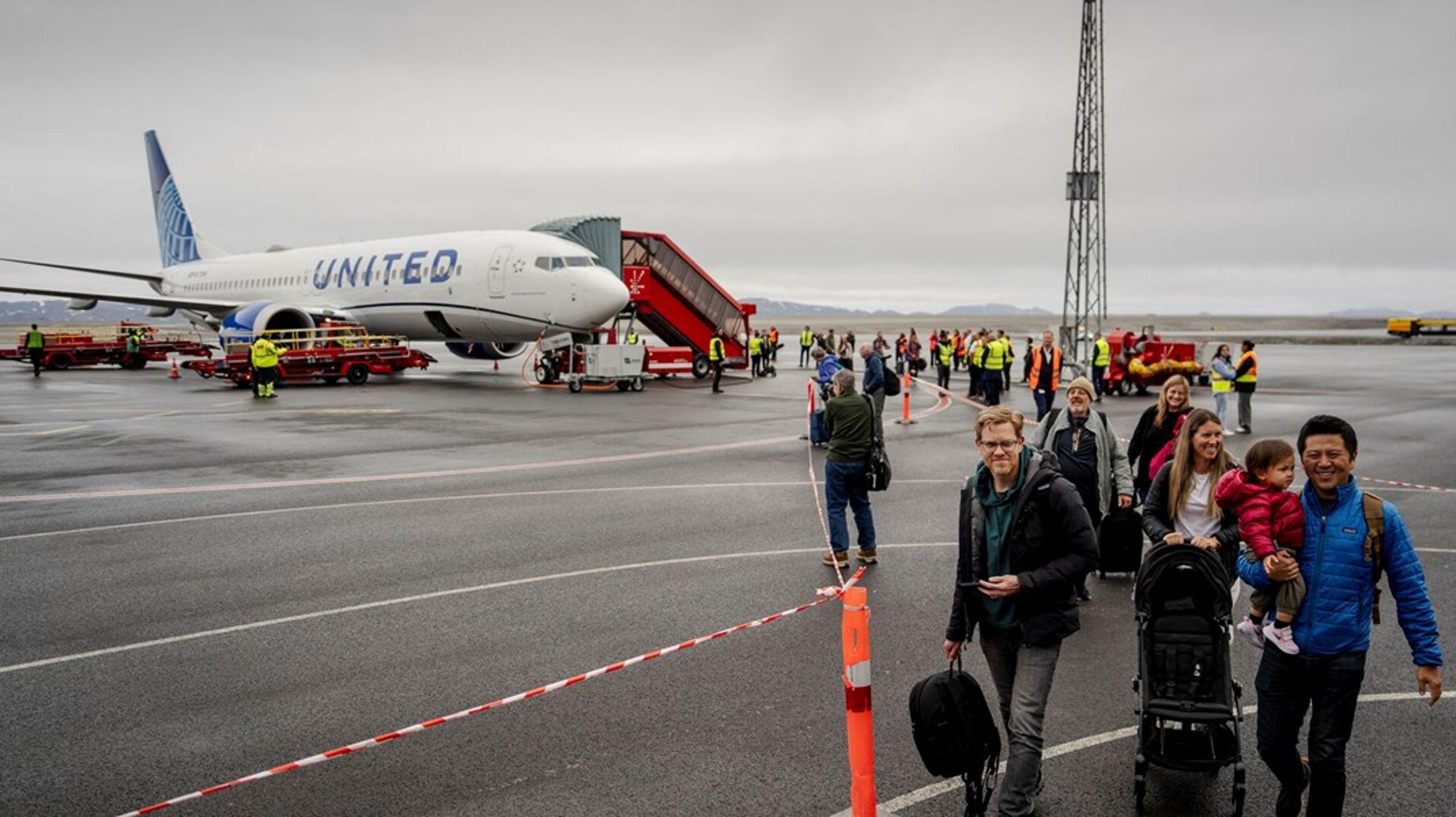 Når vi rejser, har vi typisk kun en håndbagage under sædet med. Det passer fint til vores behov. Nu skal vi tvinges til at betale for at kunne have en ekstra håndbagage med, skriver&nbsp;Mathias Milling, Sara Neergaard og Thilde Waast.