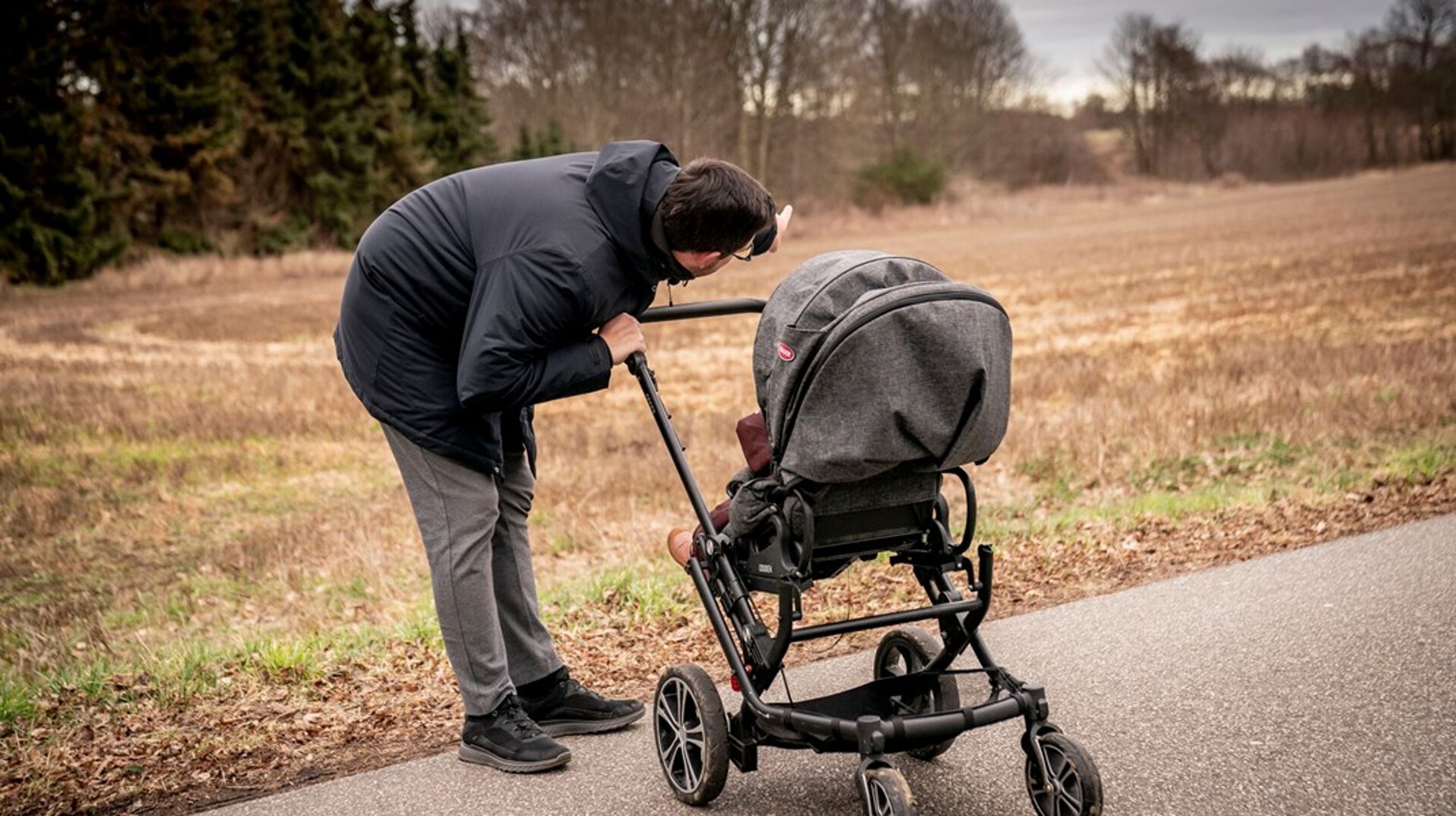 Når der kommer børn til, arbejder mænd mere og får ofte lønstigning. Kvinders løn stagnerer, og de går oftere på deltid. Hvis vi vil ændre det mønster, skal vi ændre de strukturer, der fastholder det. Det kræver, at vi også skruer på de økonomiske vilkår, skriver Malene Matthison-Hansen.