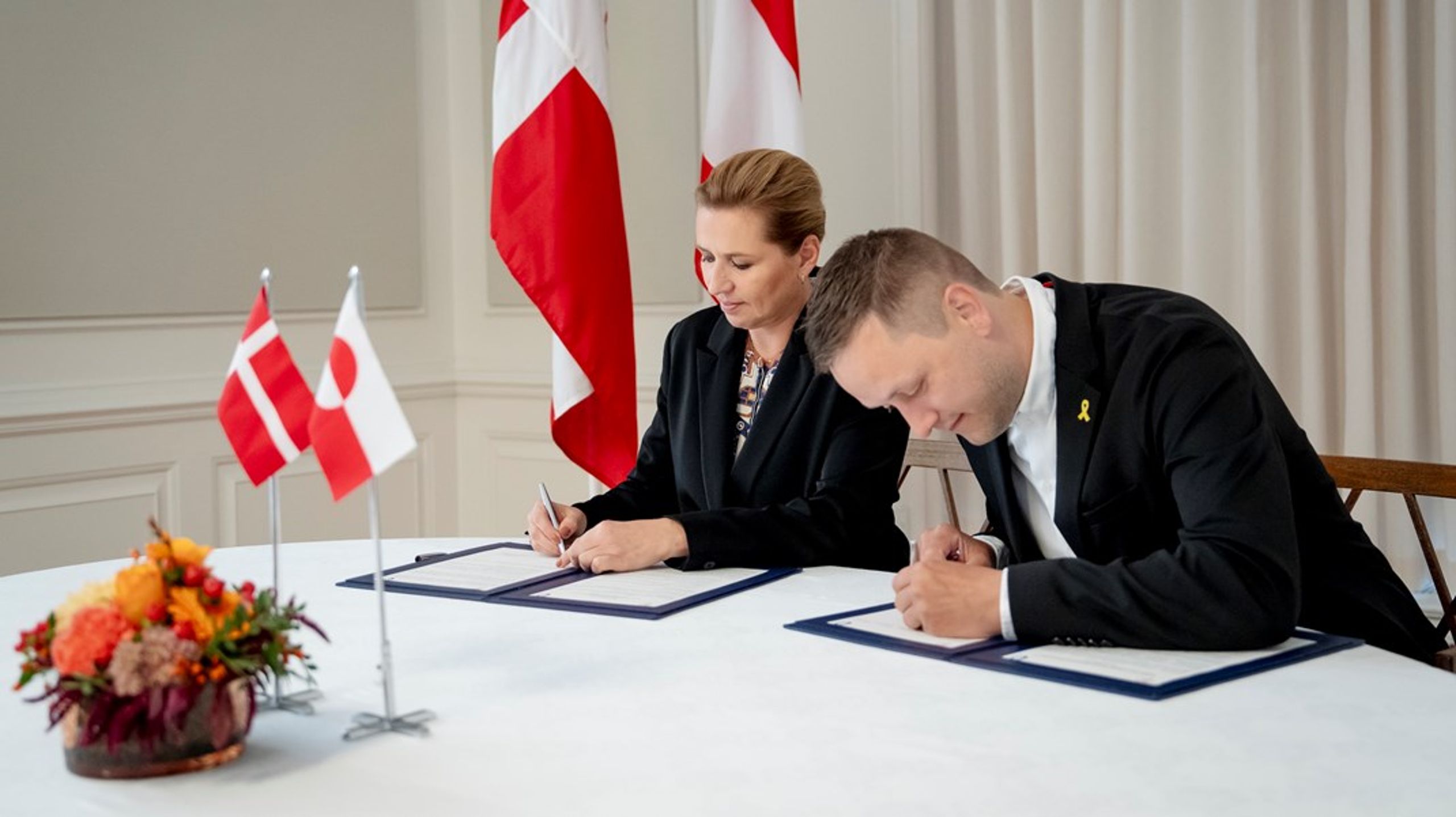 Mette Frederiksen og Jens-Frederik Nielsen holdt intet pressemøde tirsdag, men inviterede en bureaufotograf ind i Statsministeriet for at overvære seancen.&nbsp;<br>