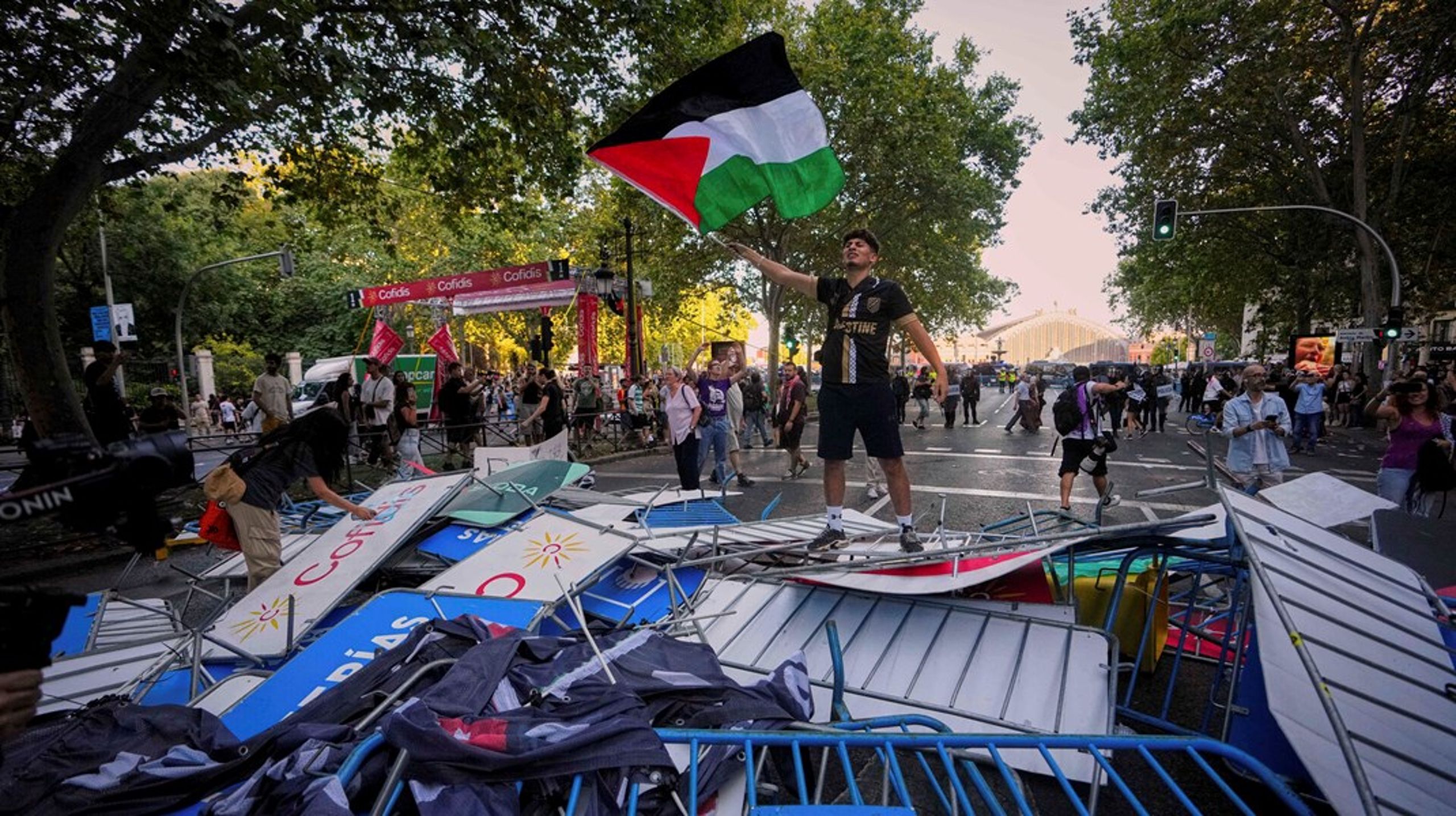 Demonstrationerne var omfattende, og spanske myndigheder vurderede at mere end <a href="https://www.theguardian.com/sport/2025/sep/14/jonas-vingegaard-wins-vuelta-a-espana-pro-palestinian-protests" target="_blank" rel="noopener">100.000 mennesker var samlet</a>. Det var både <a href="https://www.reuters.com/sports/anti-israel-protests-force-early-end-vuelta-espana-cycle-race-2025-09-14/" target="_blank" rel="noopener">voldsomt og voldeligt</a>.