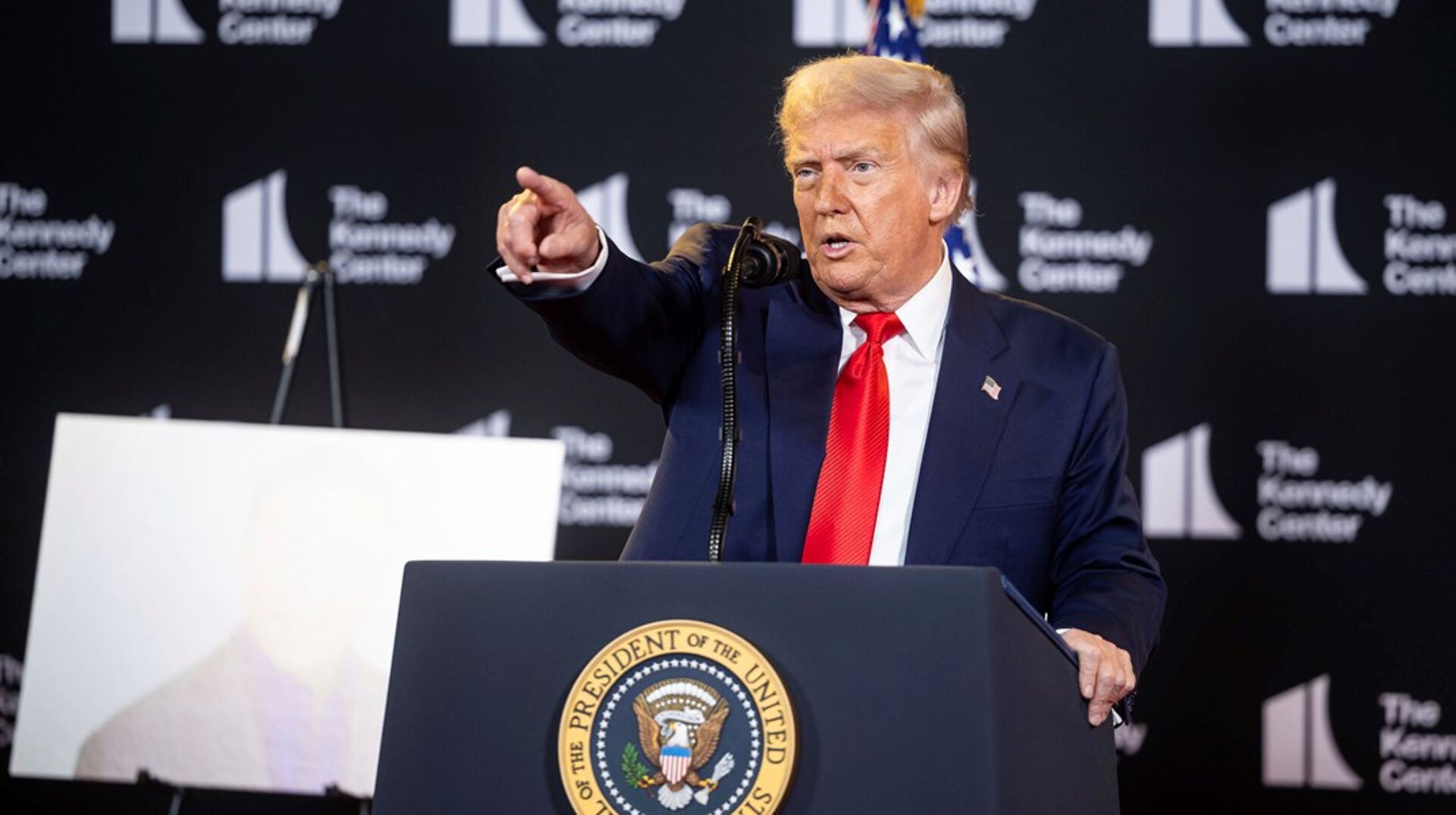 Giver kulturlederne gradvist efter for Trump og hans bagland, mister de derfor deres uafhængighed. Uden, at de slipper for konflikterne, medmindre de underlægger sig MAGA-bevægelsen,&nbsp;skriver Anders Dalsager.&nbsp;