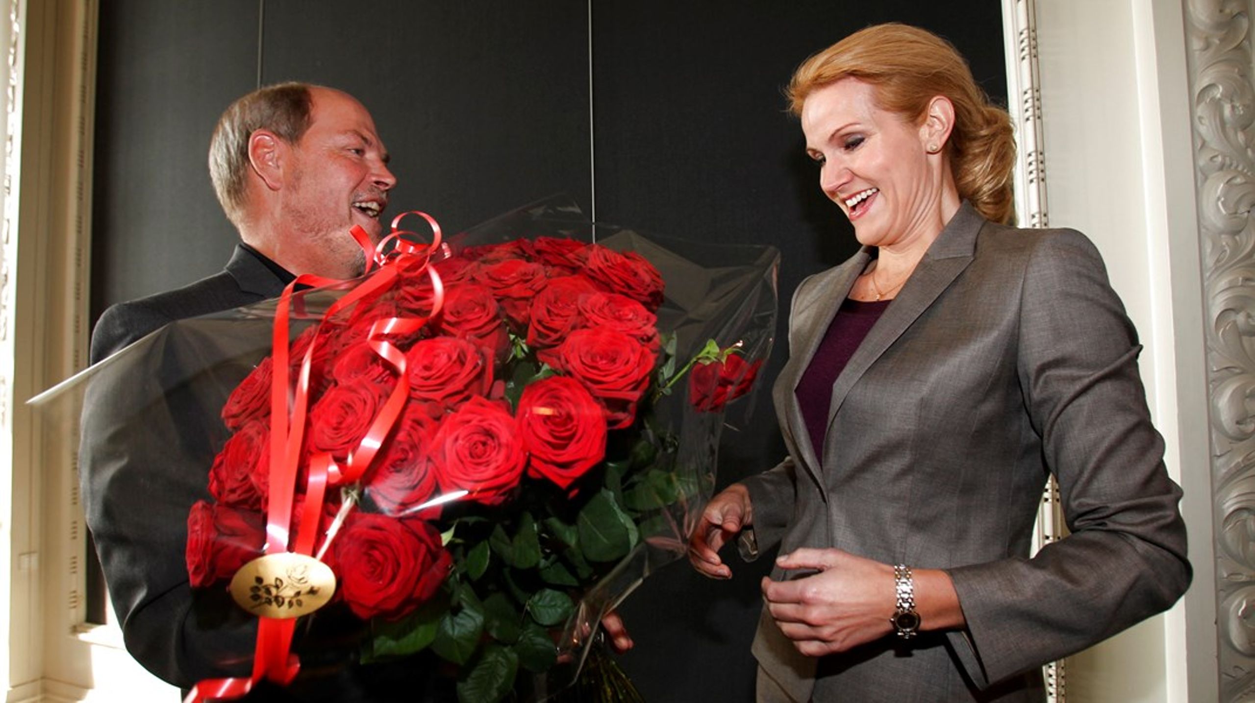 Carsten Hansen overrækker en buket blomster til kommende statsminister Helle Thorning-Schmidt kort efter valget i 2011.