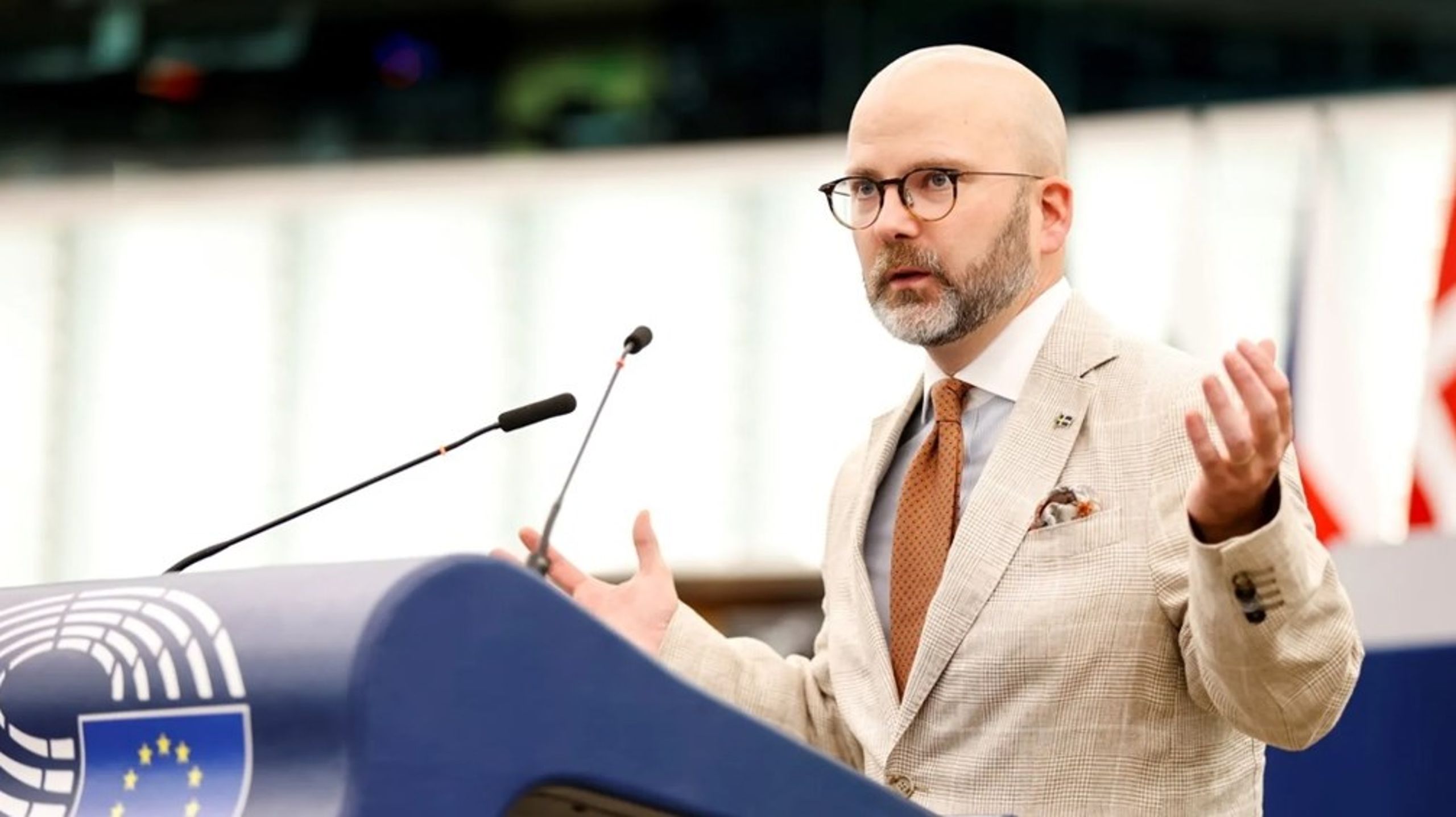 Charlie Weimers ønsker at indføre et forbud mod hovedtørklæder i Europa-Parlamentet – men forslaget betegnes som "klart diskriminerende."