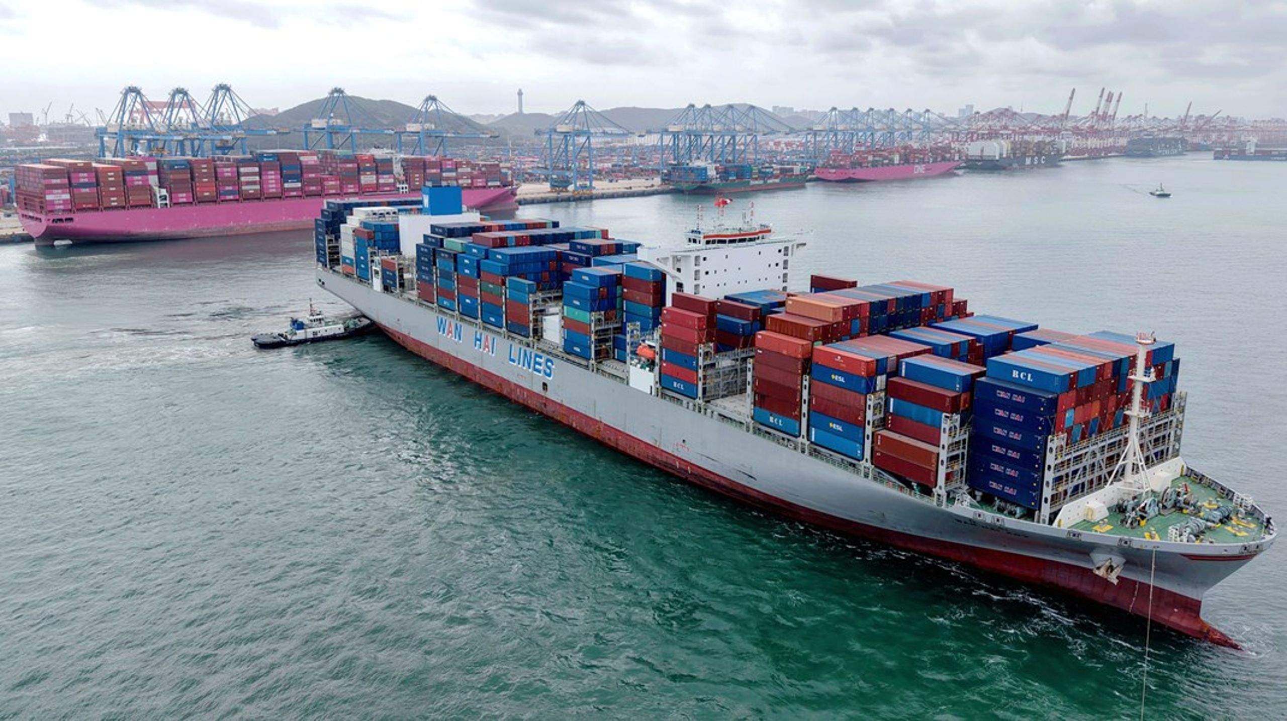 Den globale skibsfartsindustri udleder hvert år to-tre procent af klodens samlede CO2-udledninger. Det er på niveau med et land som Japan, skriver Morten Bødskov og Anne H. Steffensen.