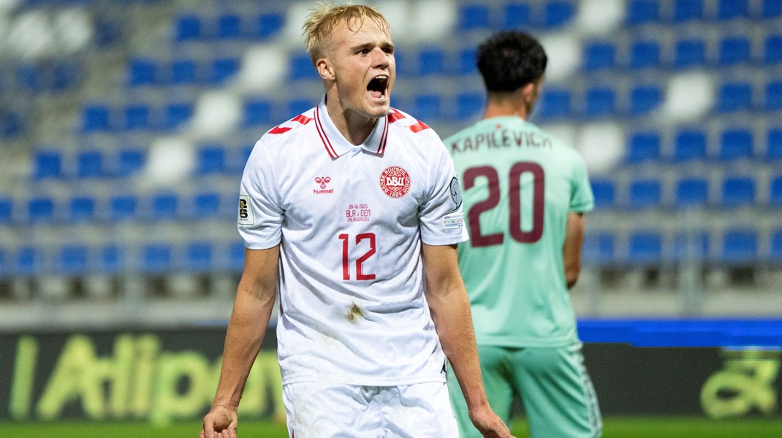 Danmarks herrelandshold spillede VM-kvalifikation for tomme tribuner, da de mødte Belarus 9. oktober&nbsp;på holdets alternative&nbsp;hjemmebane i Ungarn&nbsp;– fordi landet støtter Ruslands krig i Ukraine.&nbsp;