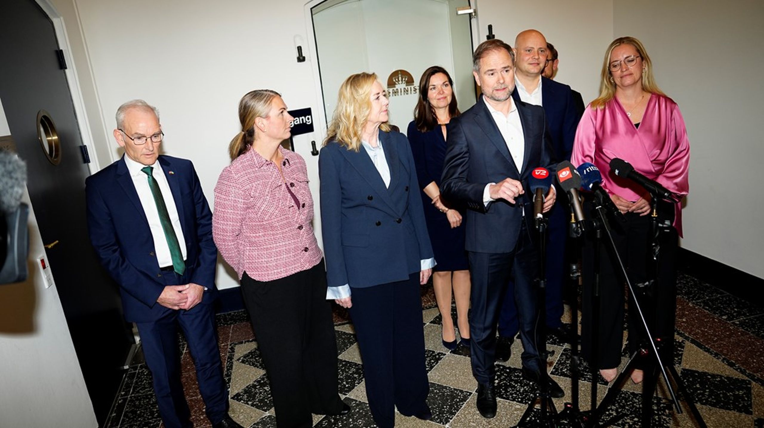 Regeringen og Konservative blev torsdag enige om næste års finanslov, hvor de forpligter sig til at gennemføre flere besparelser på statens administration udover dem, regeringen allerede har annonceret i år.