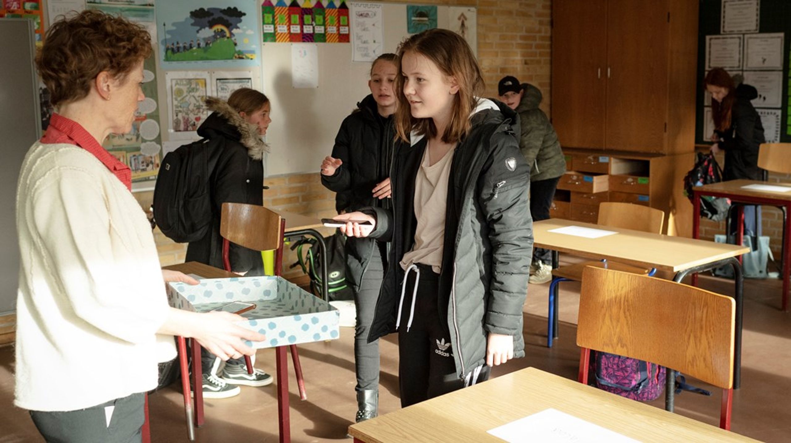 Med finanslovsaftalen for 2026 afsættes der blandt andet penge til en lov, der skal sikre forbud mod mobiltelefoner i landets folkeskoler.