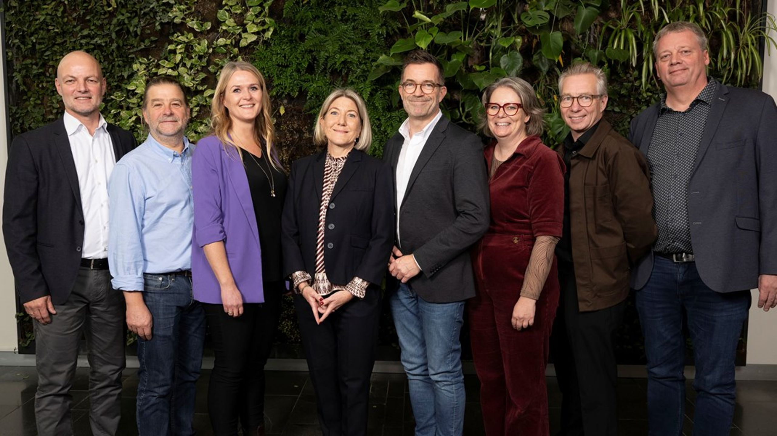 Fra
venstre ses: Mogens Brag, Morten Winther Bothe, Hanne Garval, Dorte Andreas
(formand), Kristian Dissing Olesen (næstformand), Helle Wendt Nielsen, Lars
Aaberg, Claus Bredahl Sørensen.