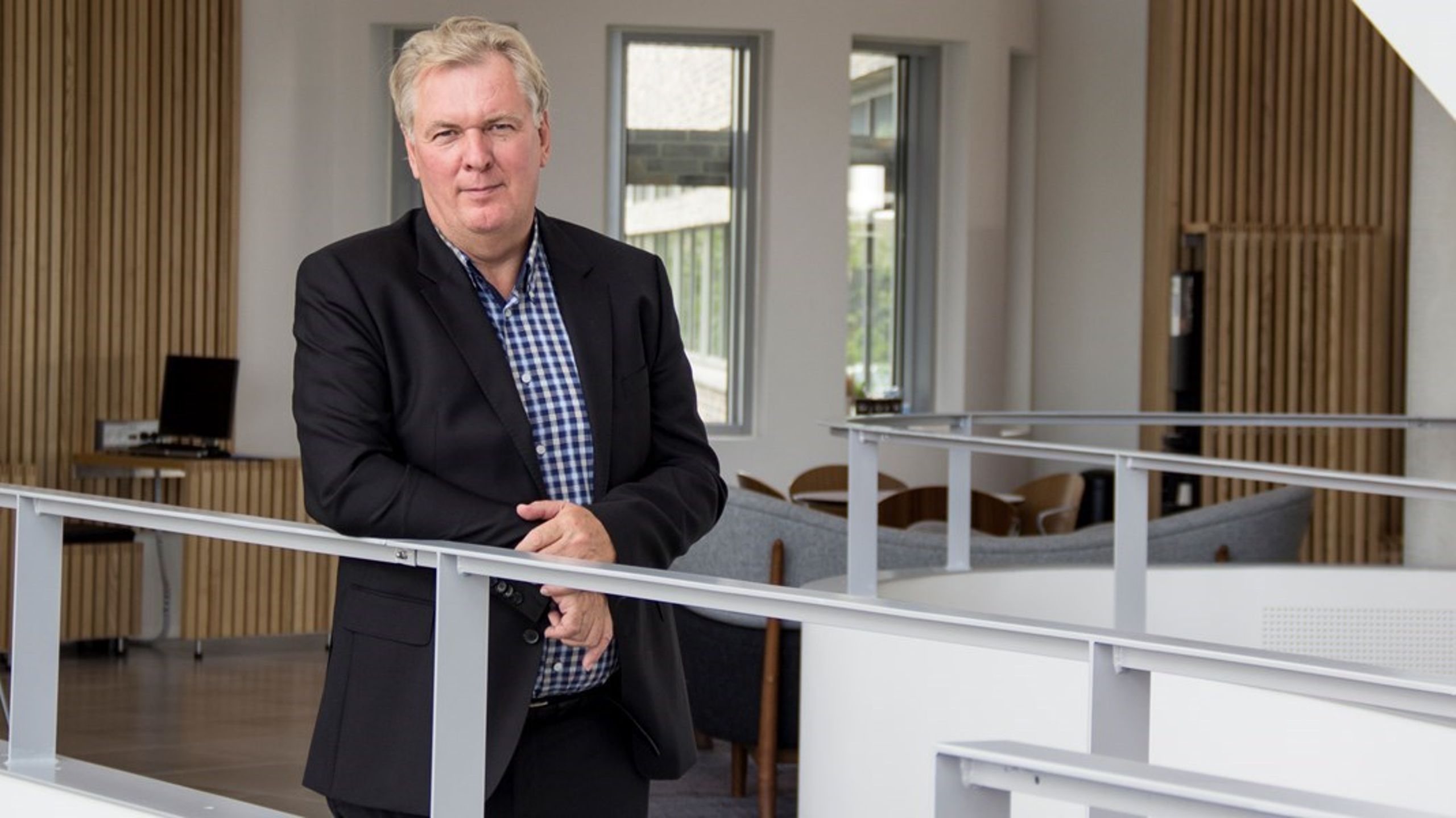 Kan det være rigtigt, at man skal udsendes og være borte fra sin familie i længere tid og måske tilmed sætte livet på spil for at opretholde en løn, der står på mål med resten af arbejdsmarkedet? Nej, vel, skriver Johnny Nim.