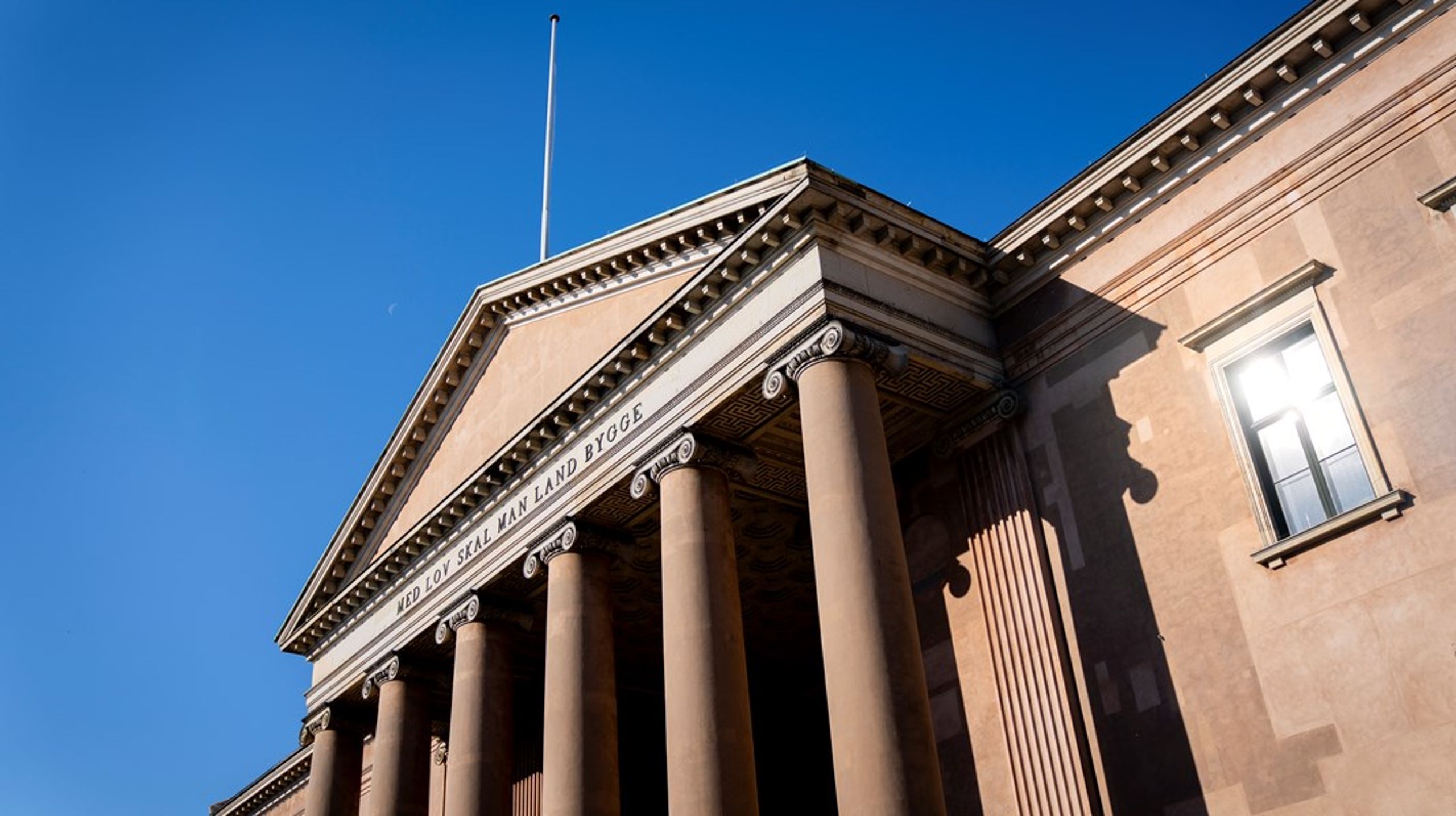 Stævningen har været tre år undervejs i det danske retssystem hos Københavns Byret, Landsretten og Højesteret – den påbegyndes igen ved Københavns Byret 19. januar 2026, skriver Jesper Lohse og Michael Engmose fra Foreningen Far.&nbsp;